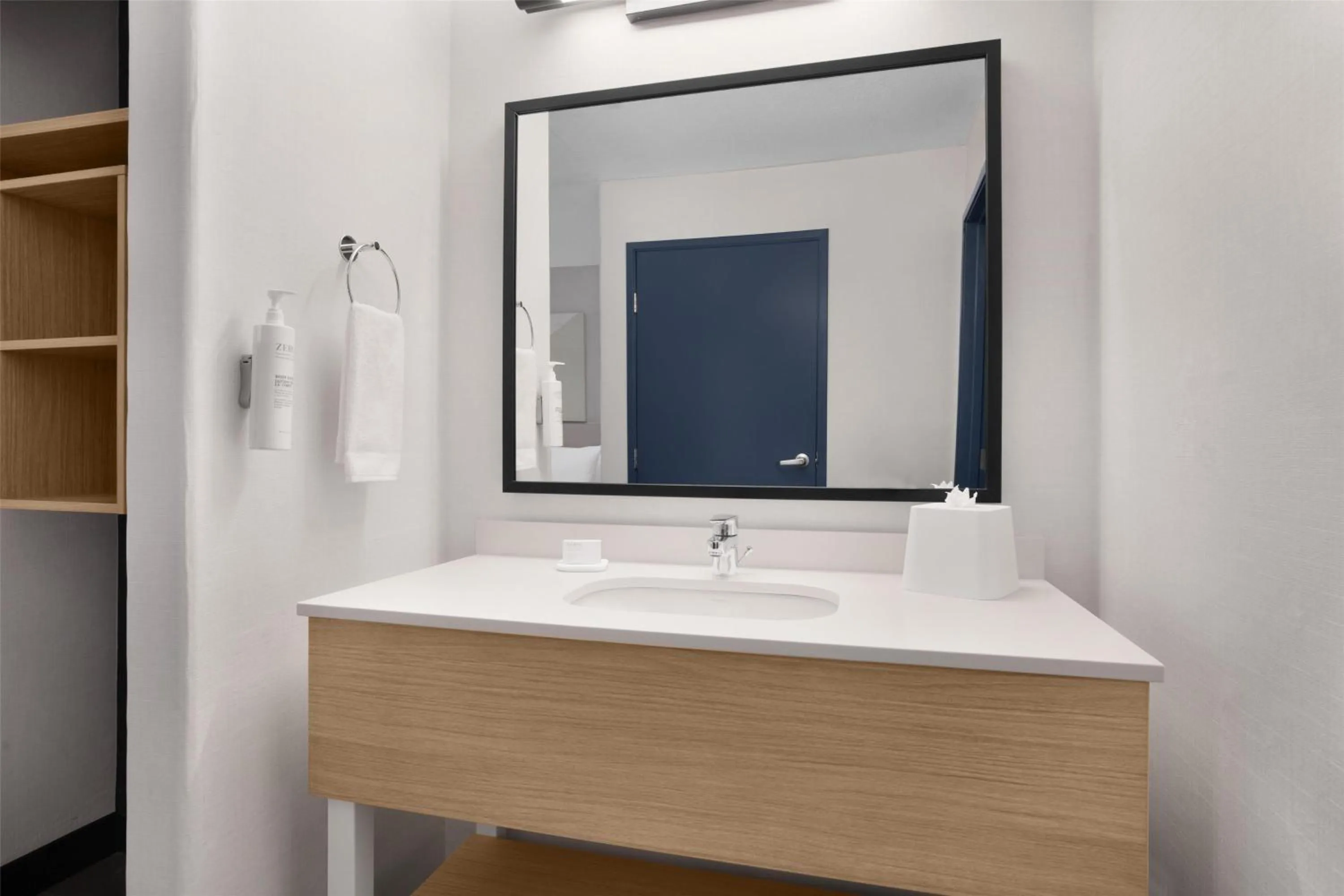 Bathroom in Spark By Hilton Albuquerque North I-25