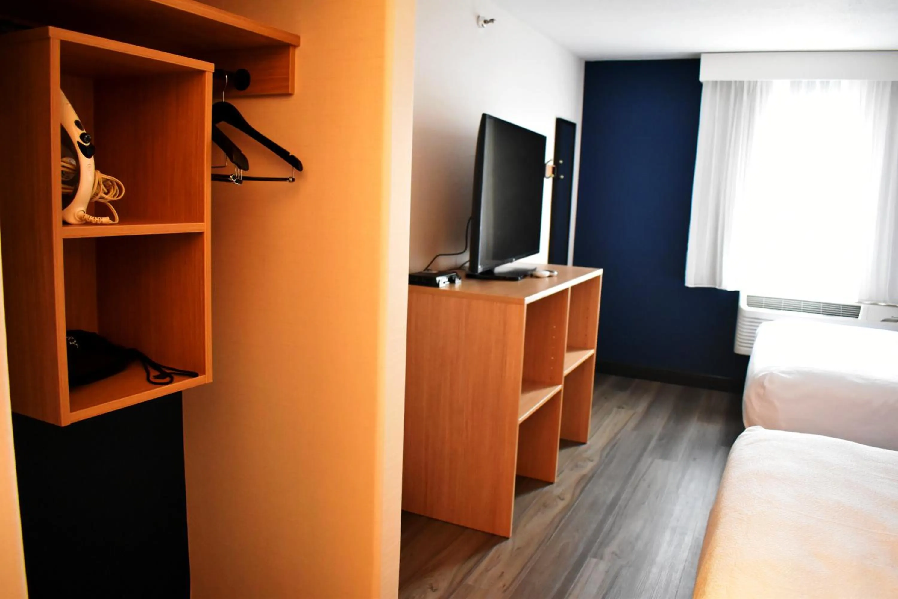 TV and multimedia in Spark By Hilton Albuquerque North I-25