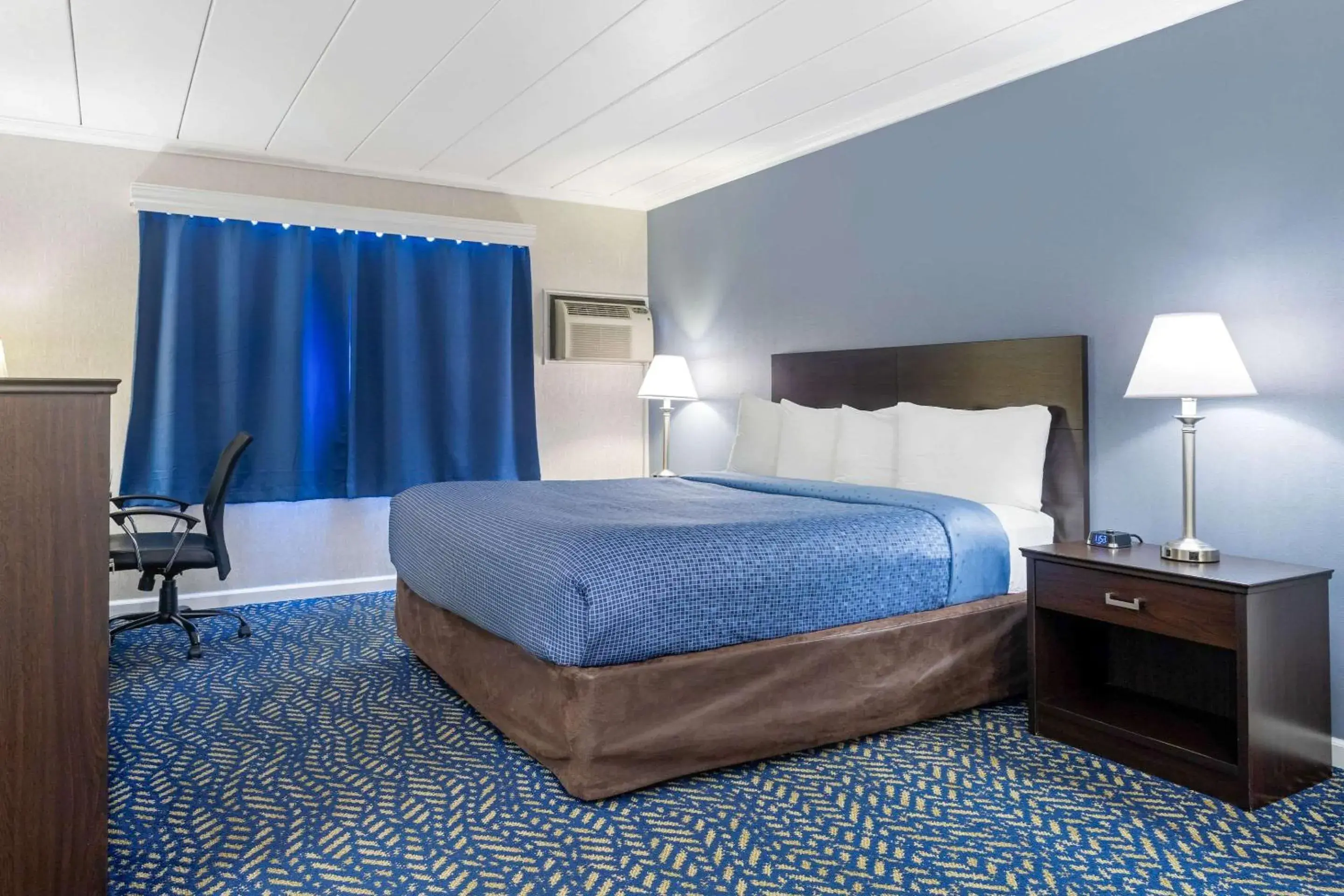 King Room - Non-Smoking in Econo Lodge King Room - Non-Smoking in Econo Lodge