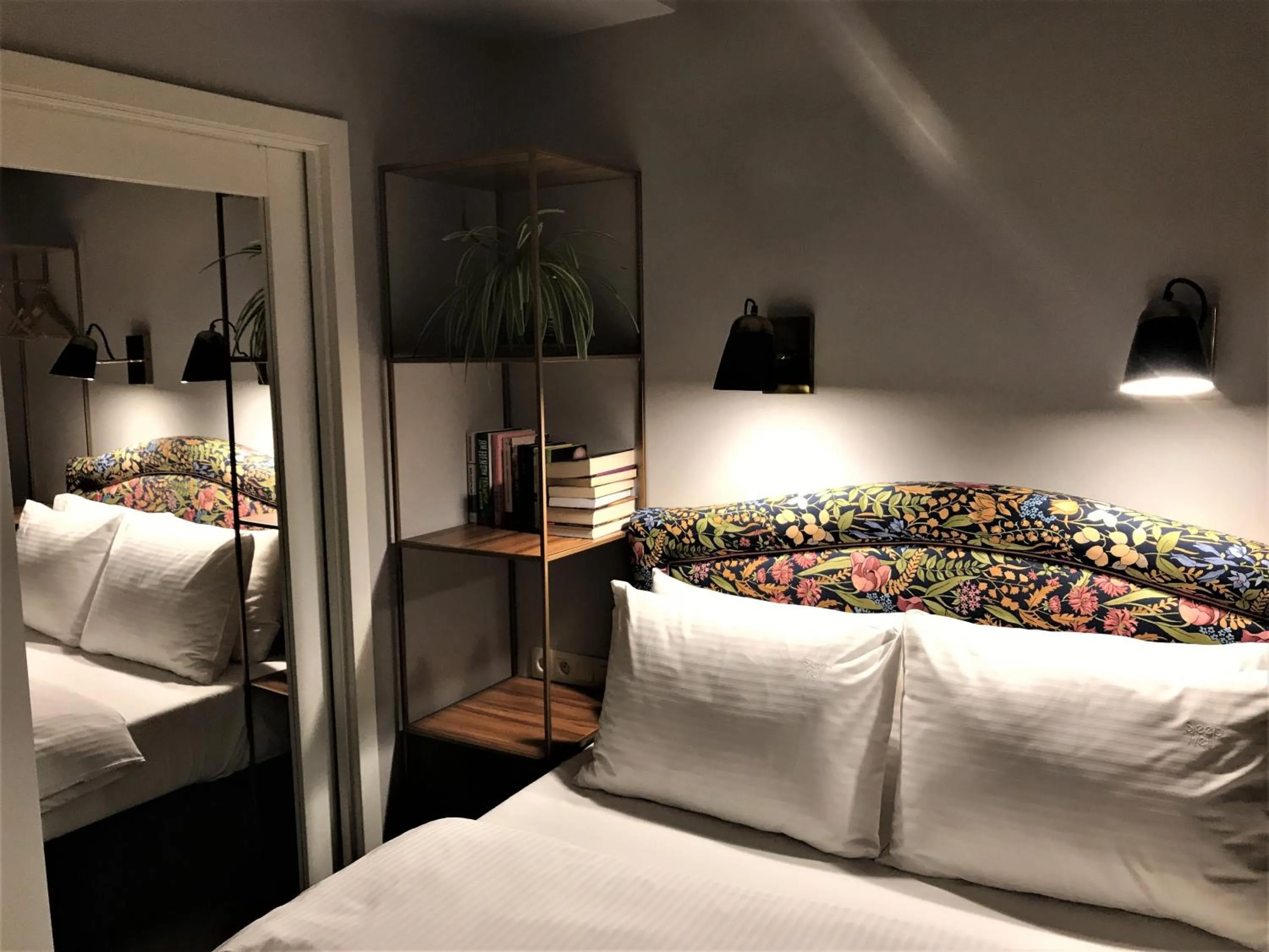 Bed in SLEEPWELL NOWY ŚWIAT - entrance from Ordynacka 14St, through the courtyard