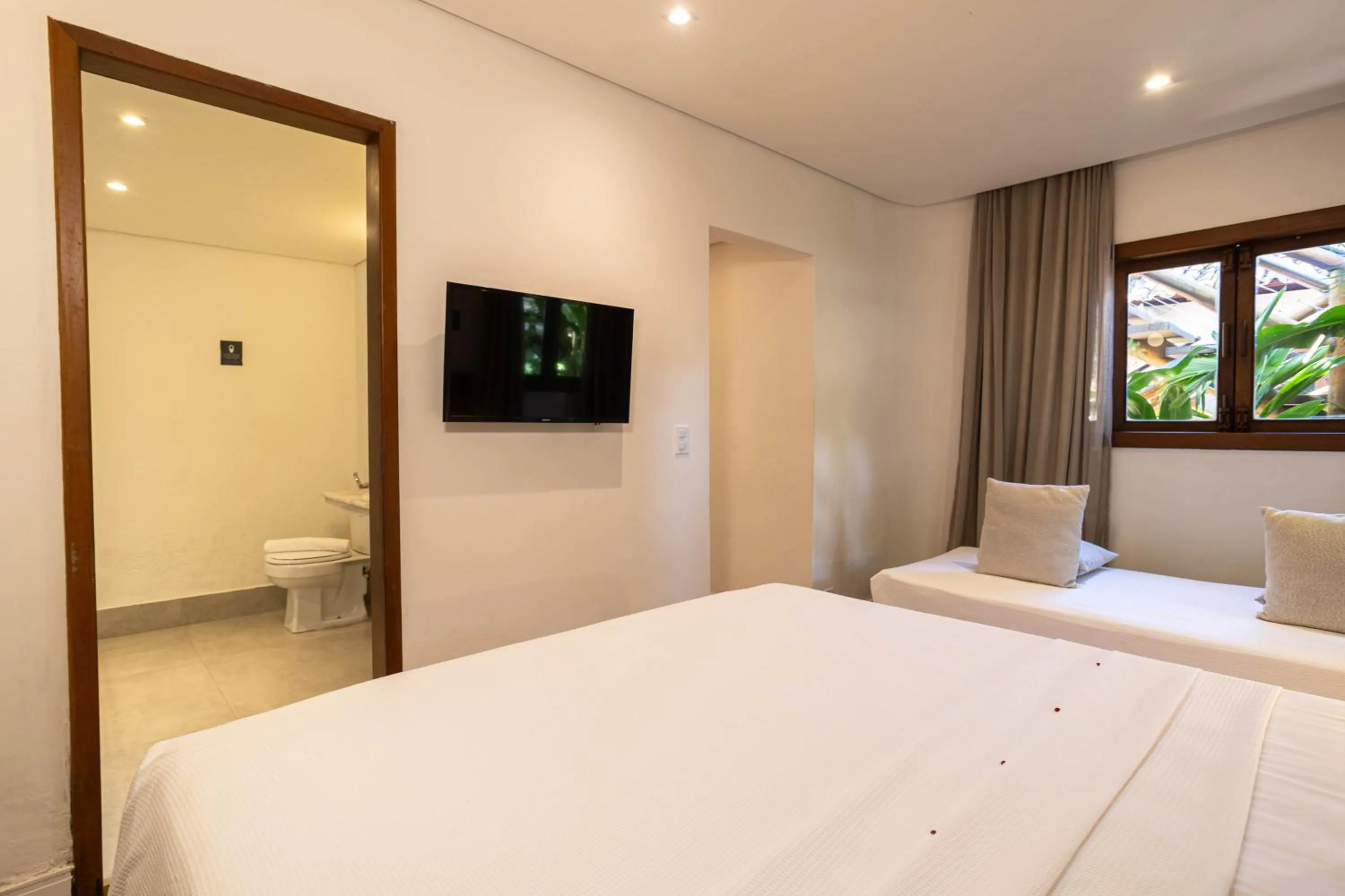 Property building, Bed in Pousada Cheiro Verde