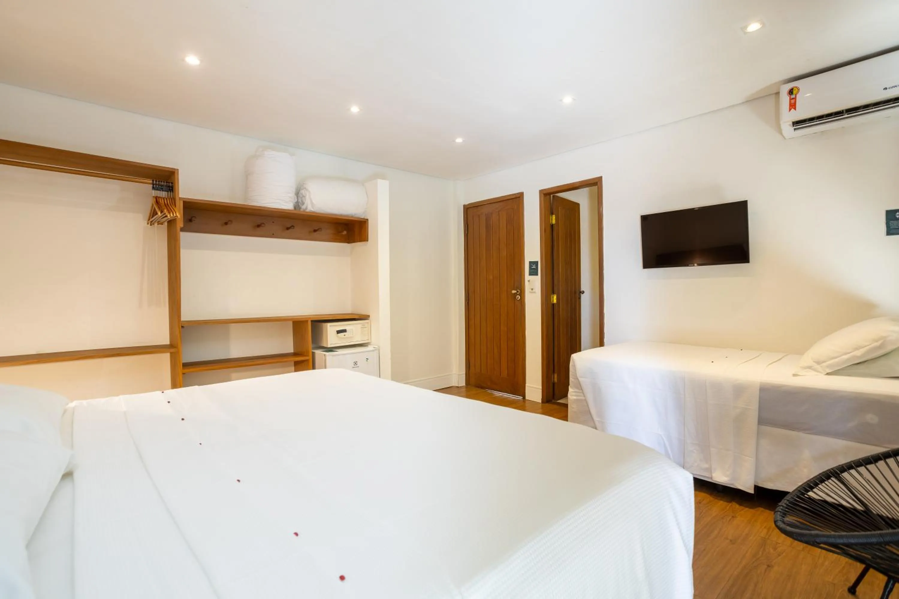 Property building, Bed in Pousada Cheiro Verde