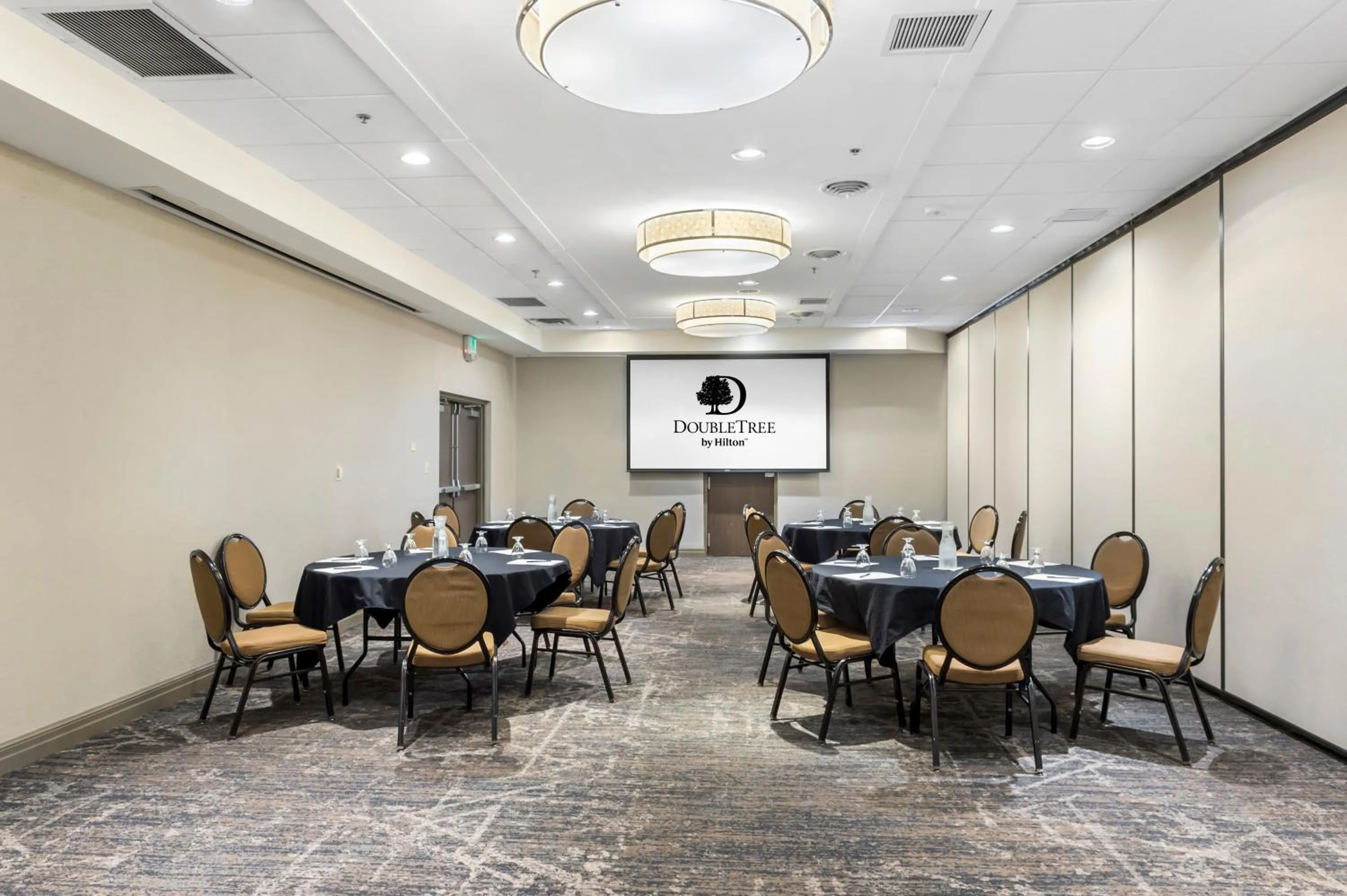 Meeting/conference room in DoubleTree by Hilton Roseville Minneapolis