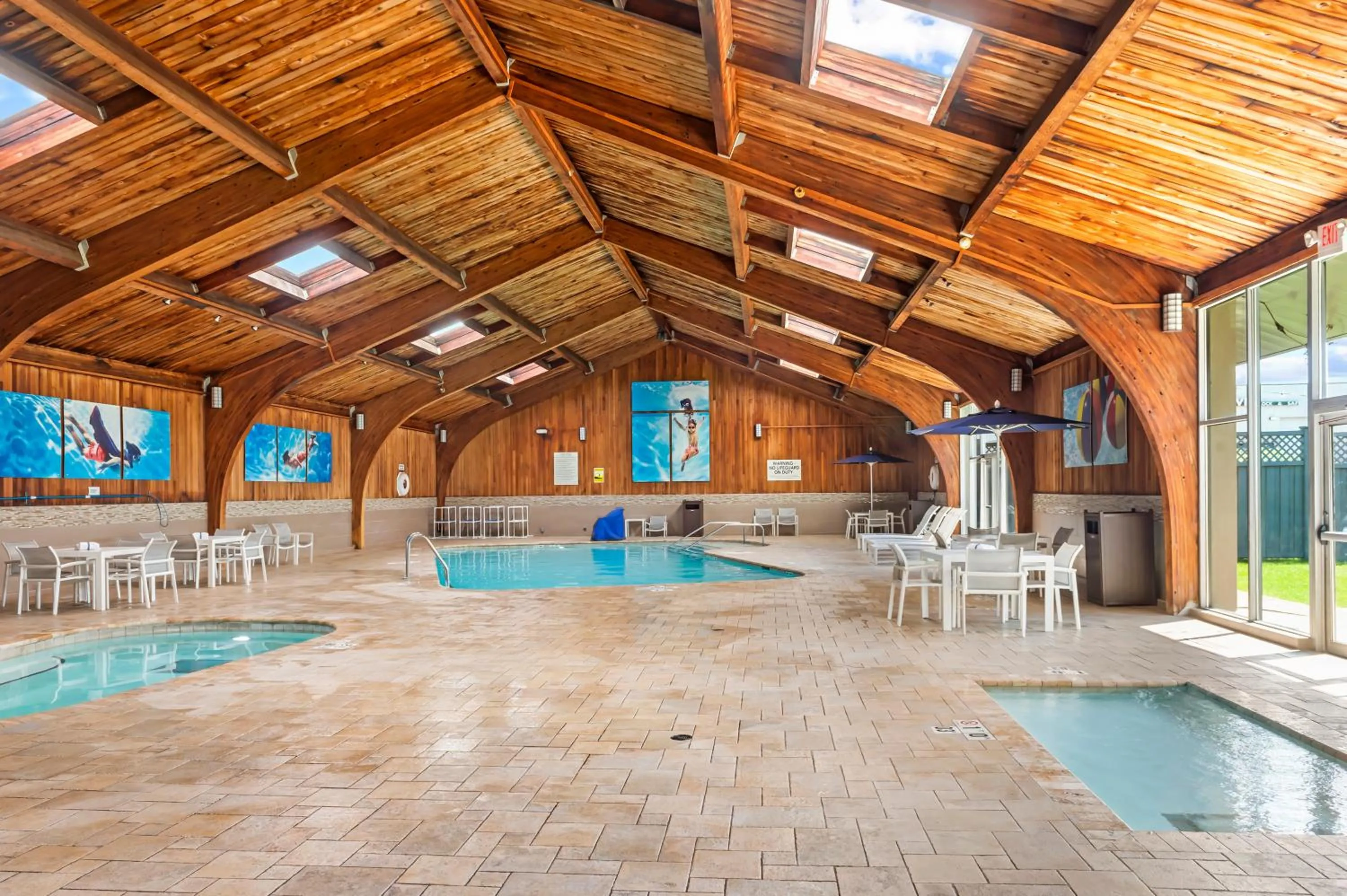 Swimming pool in DoubleTree by Hilton Roseville Minneapolis