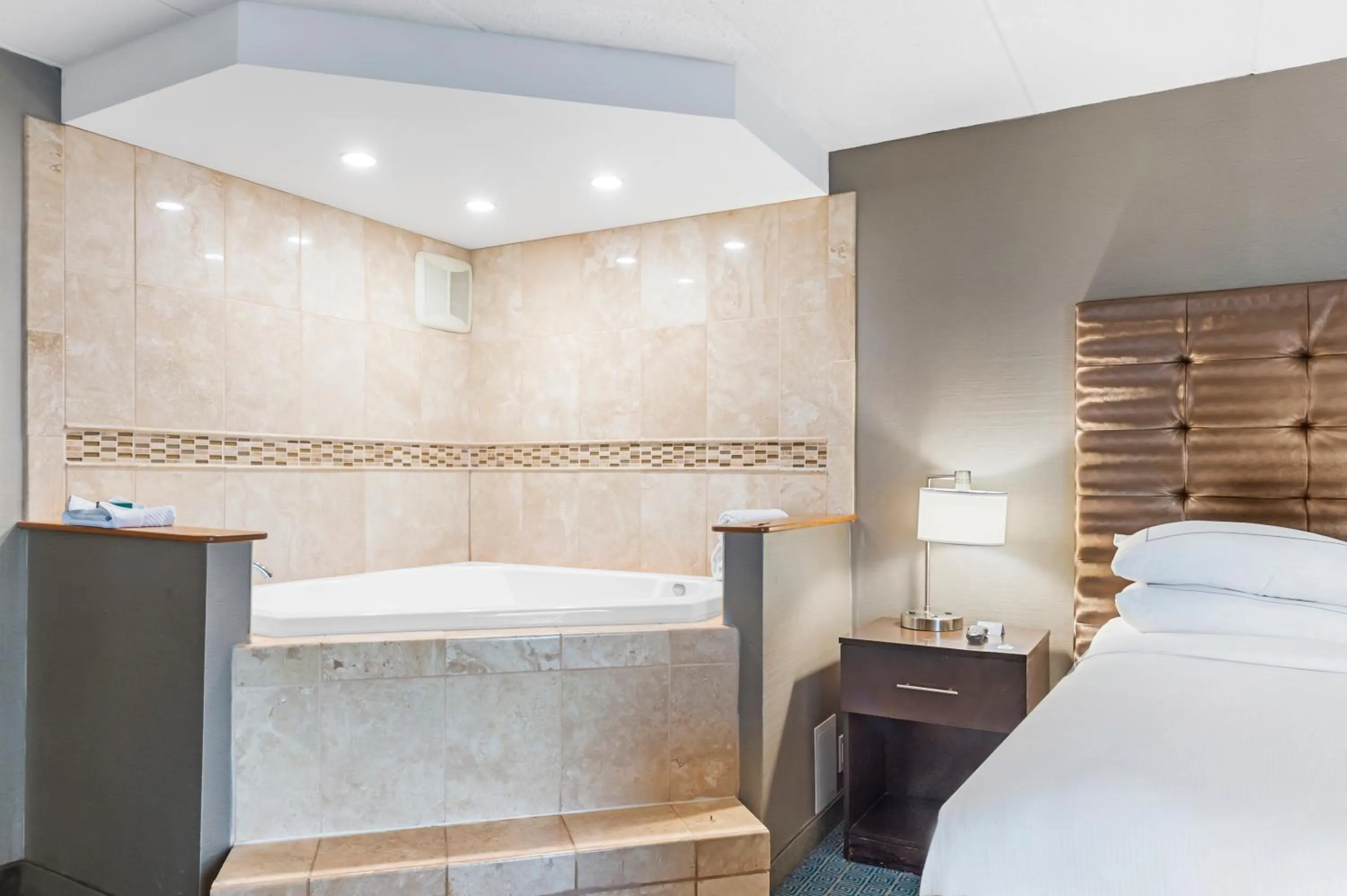 Bath, Bed in DoubleTree by Hilton Roseville Minneapolis