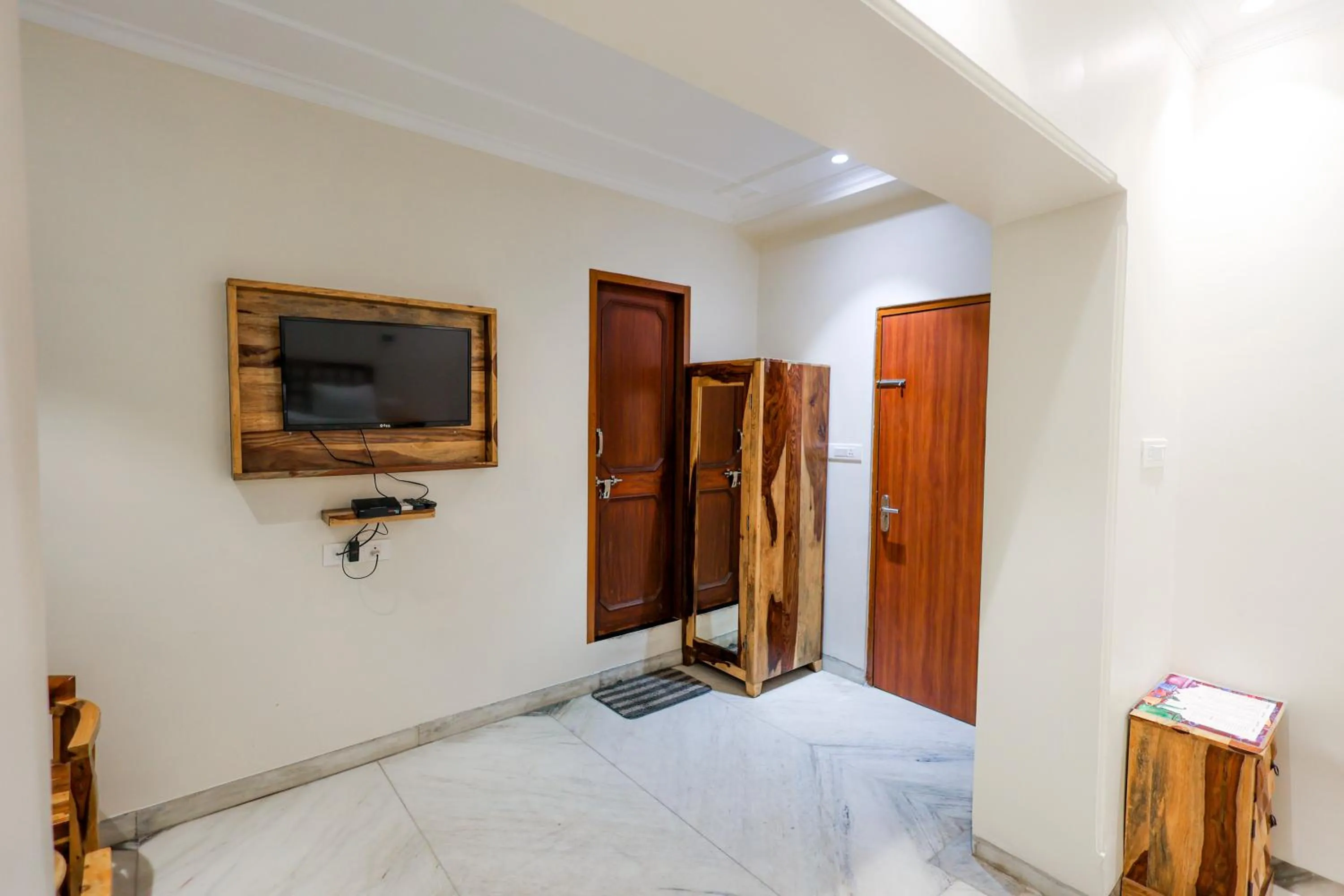 wardrobe in Gumaan Auberge