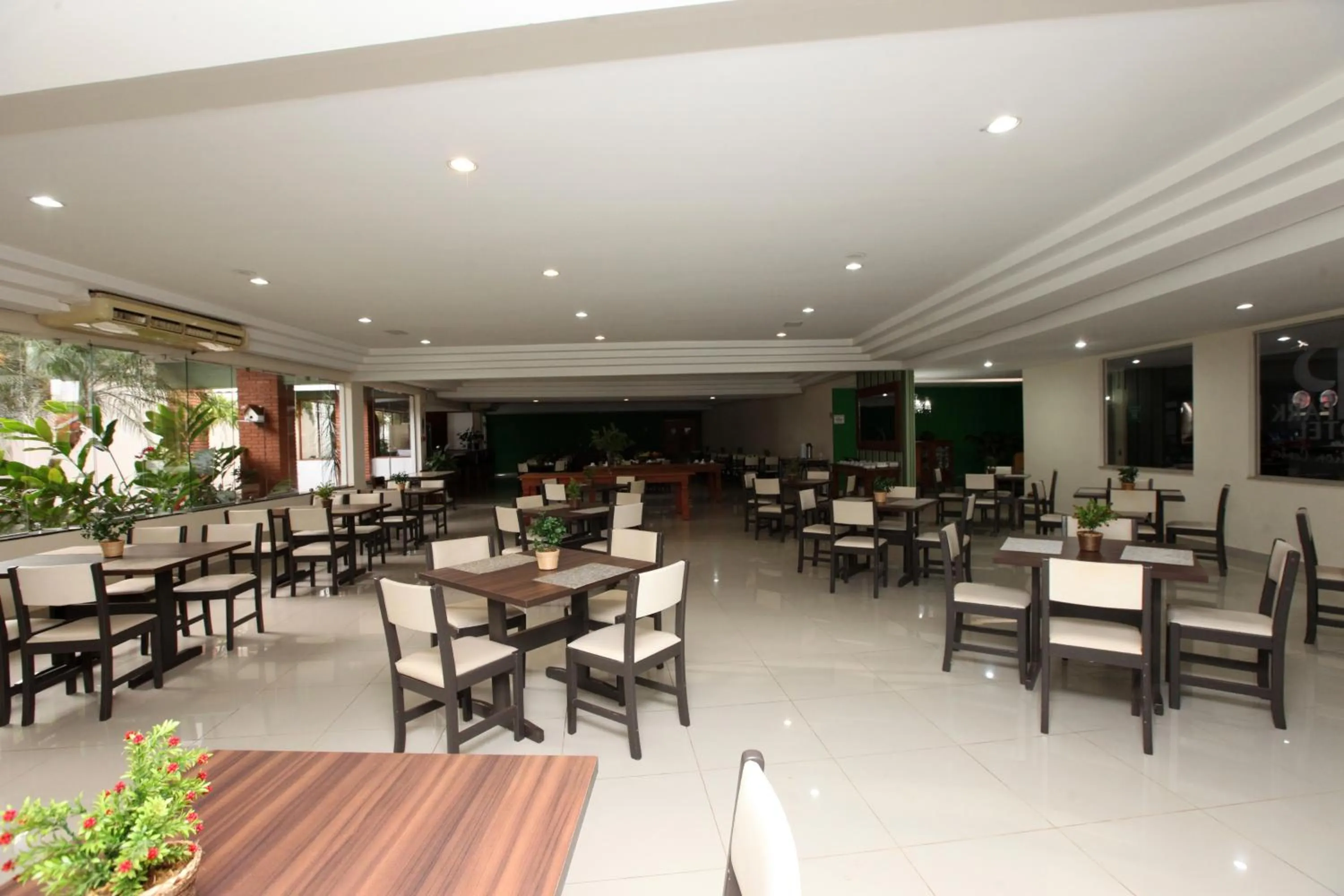 Restaurant/places to eat in IPÊ PARK Convention Hotel