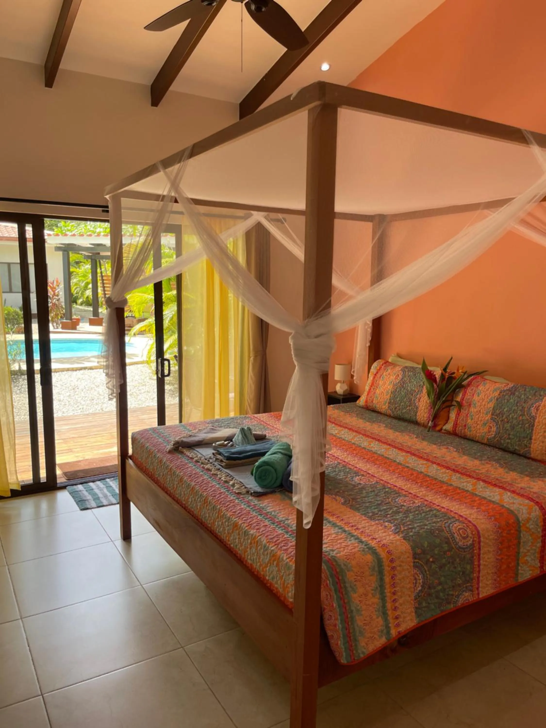 Photo of the whole room, Bed in Surfside Mar Y Posa