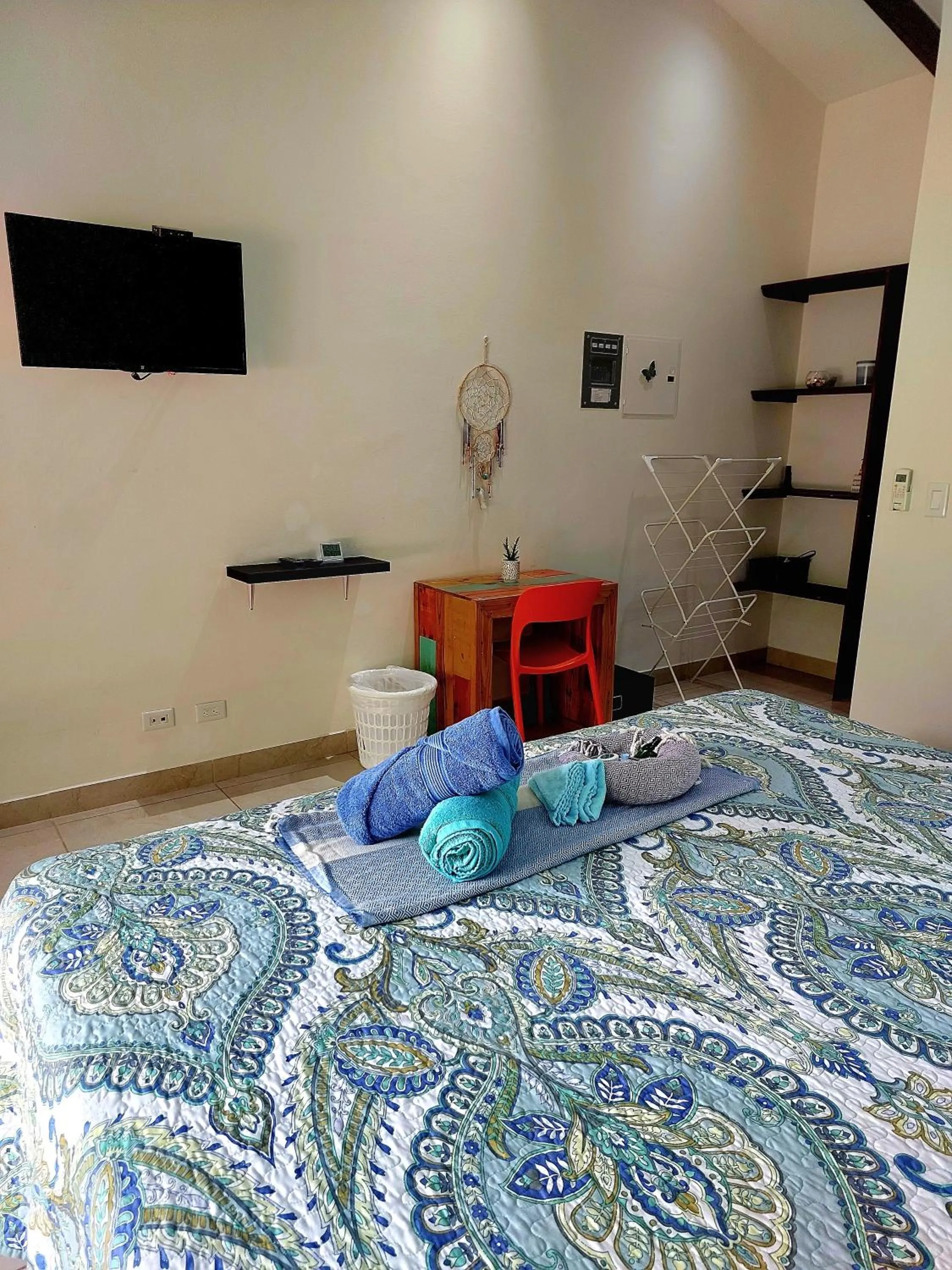 Photo of the whole room, Bed in Surfside Mar Y Posa