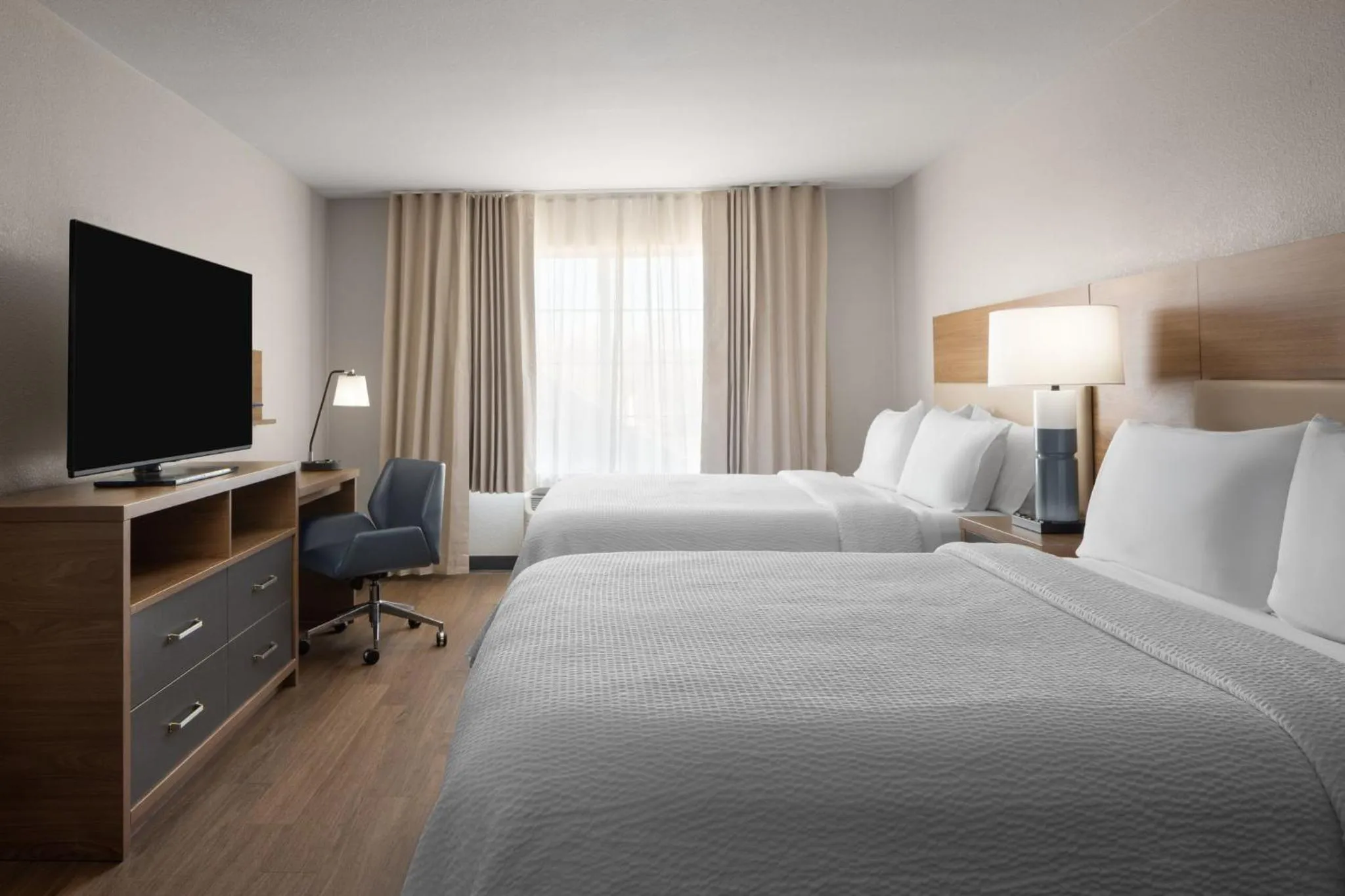 Photo of the whole room, Bed in Garner Hotel Phoenix Northwest - Surprise by IHG