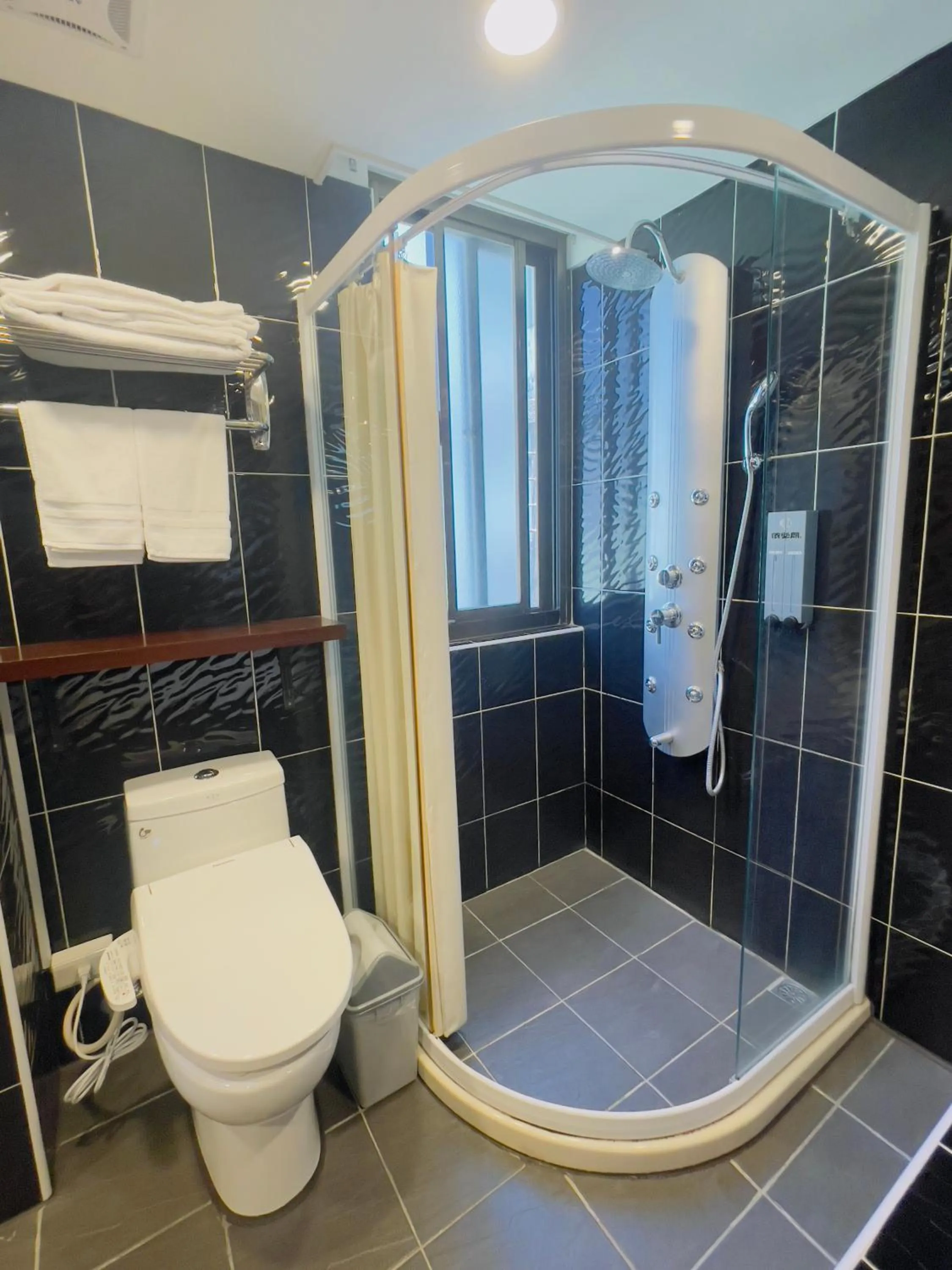 Shower in Tai Lee Hotel