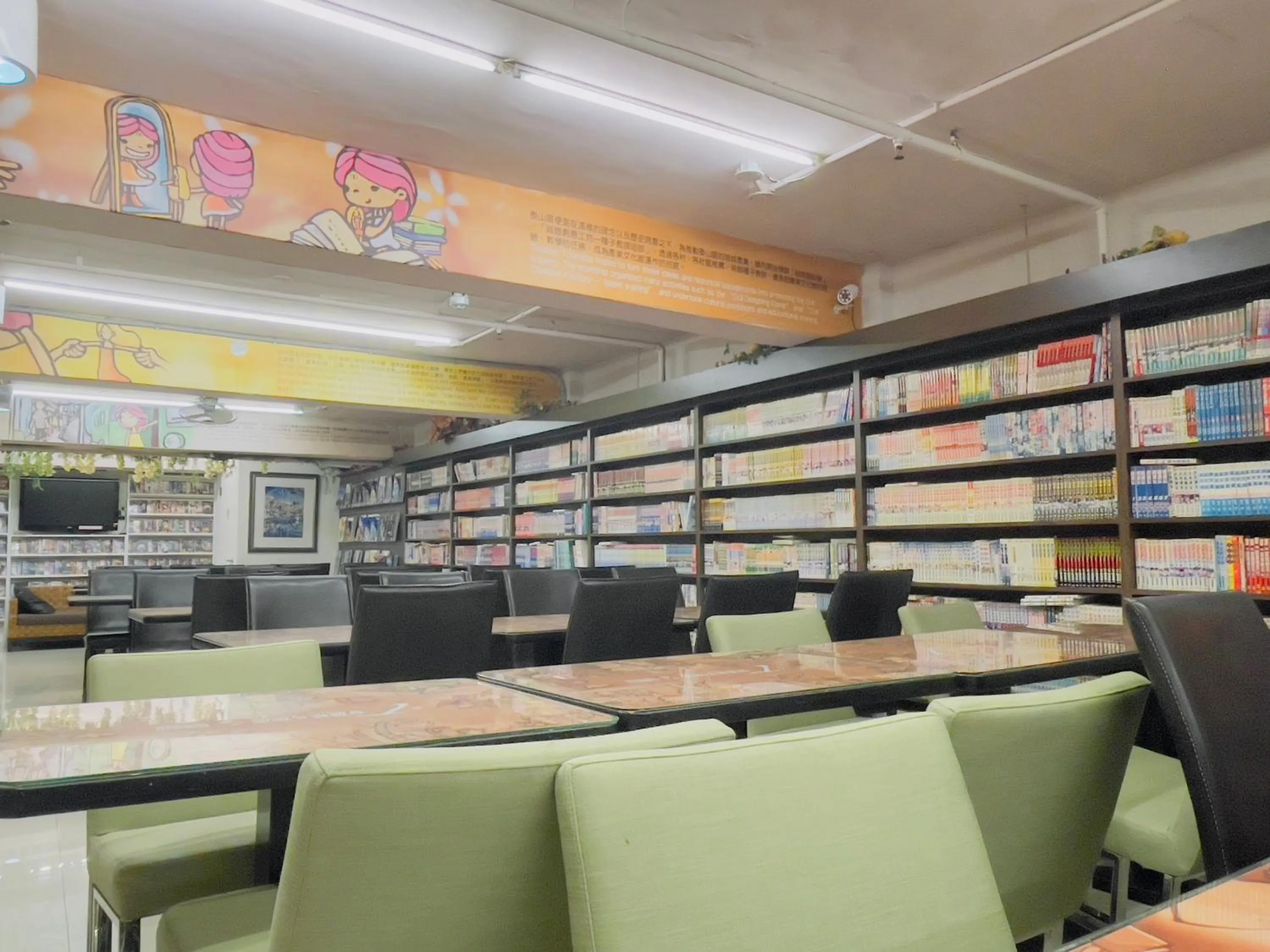 Library in Tai Lee Hotel