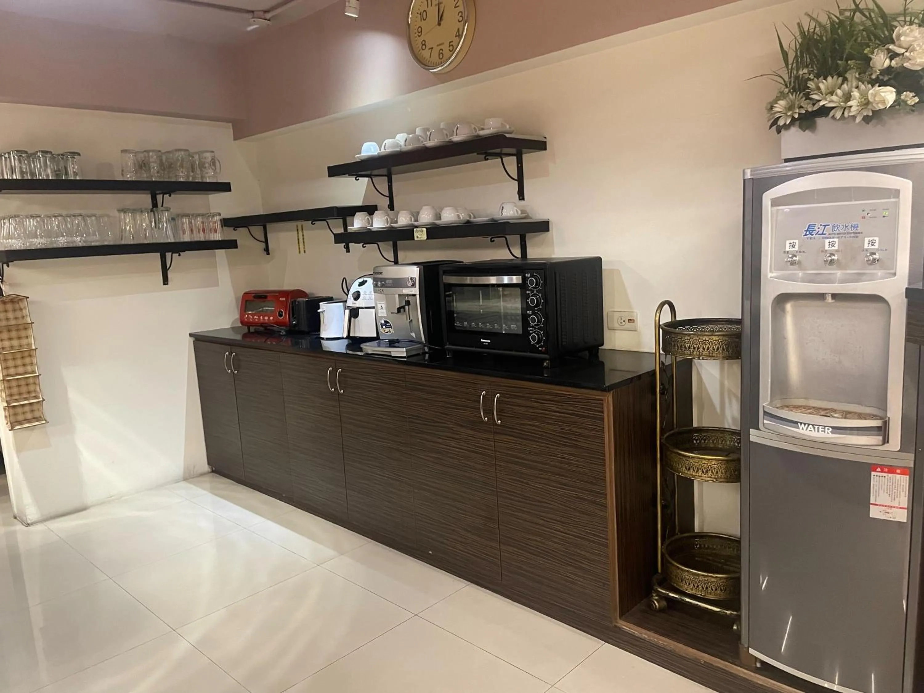 Communal lounge/ TV room in Tai Lee Hotel