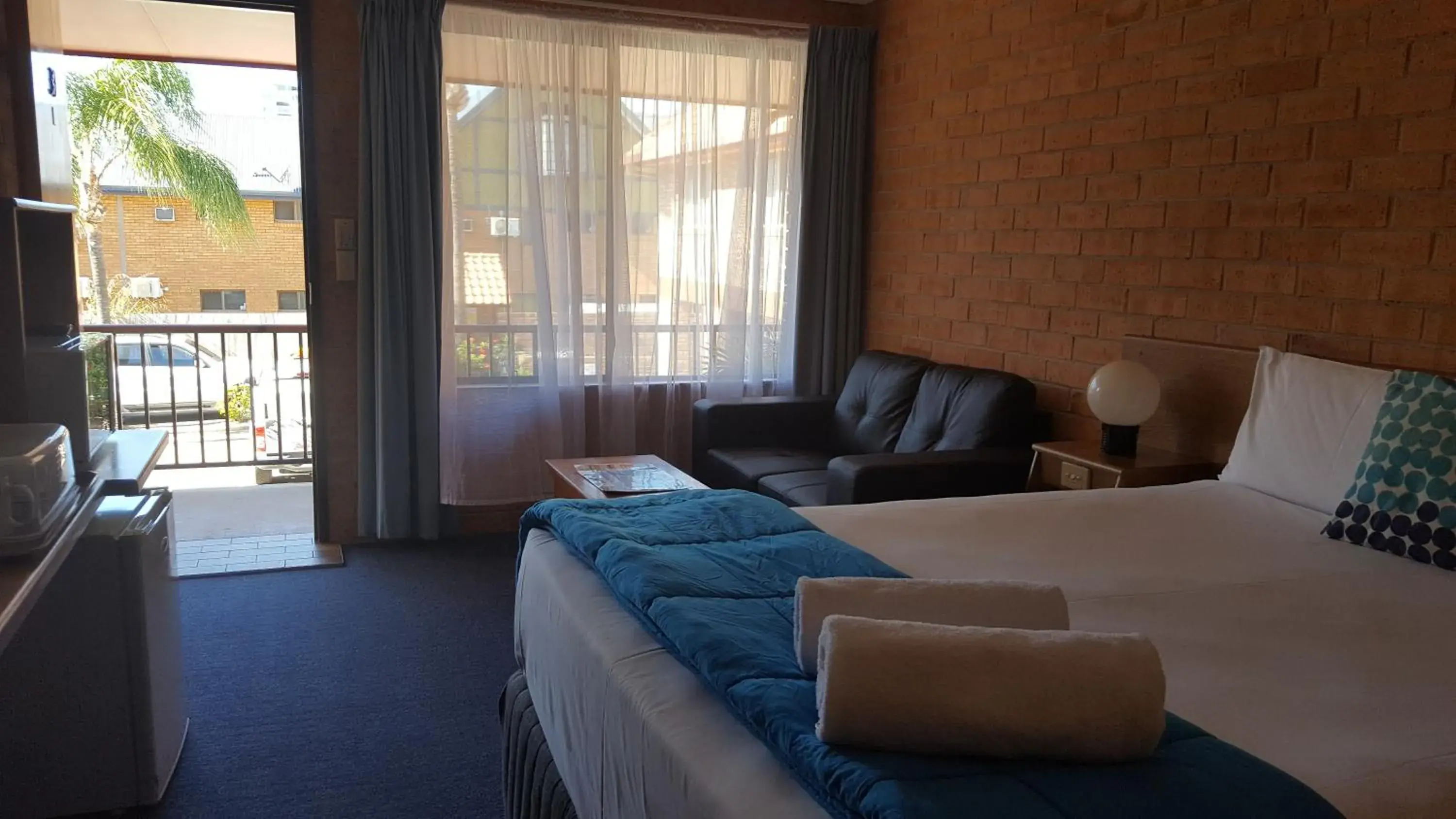 Deluxe Queen Room in Royal Palms Motor Inn Deluxe Queen Room in Royal Palms Motor Inn