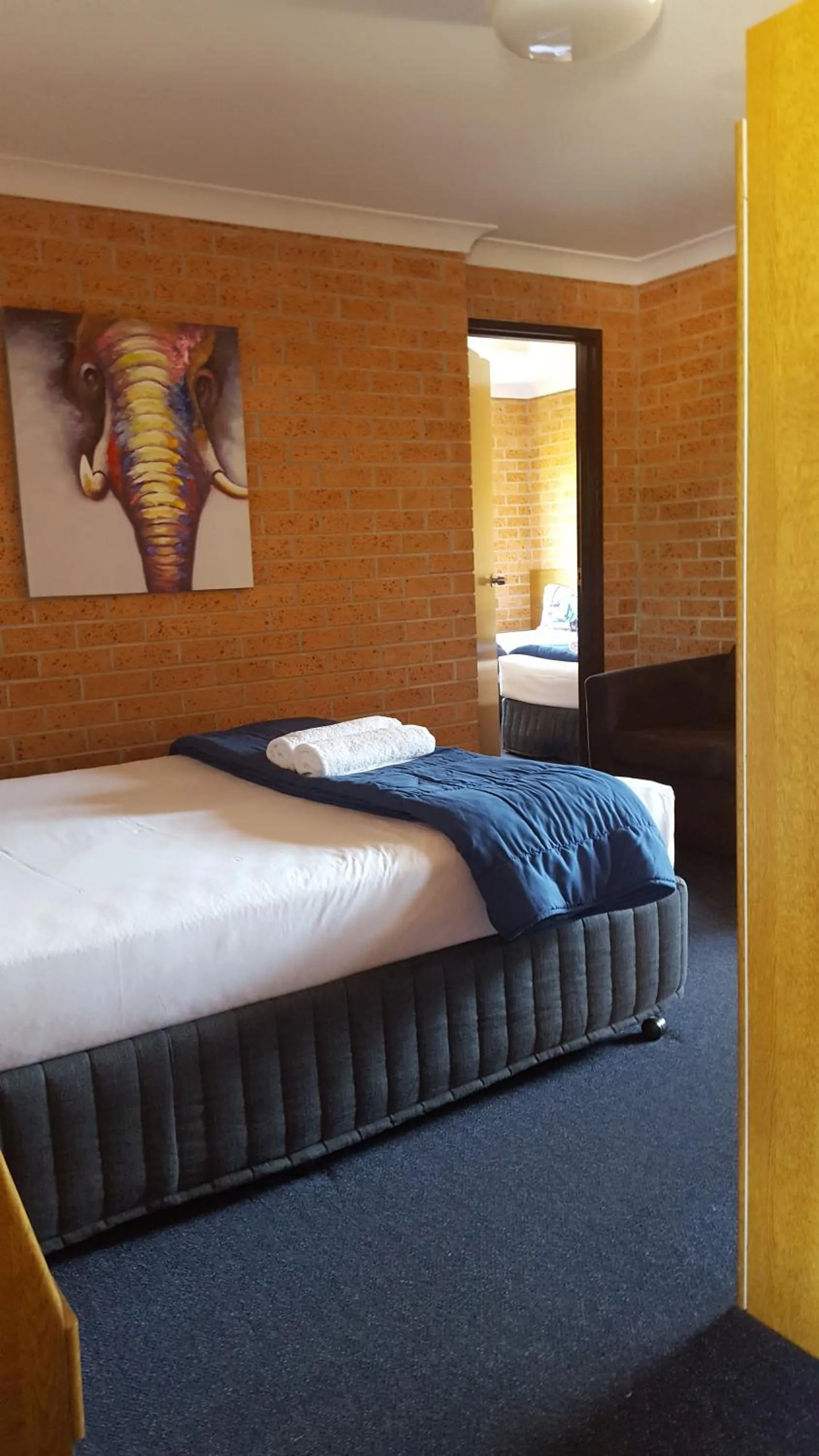 Bed in Royal Palms Motor Inn