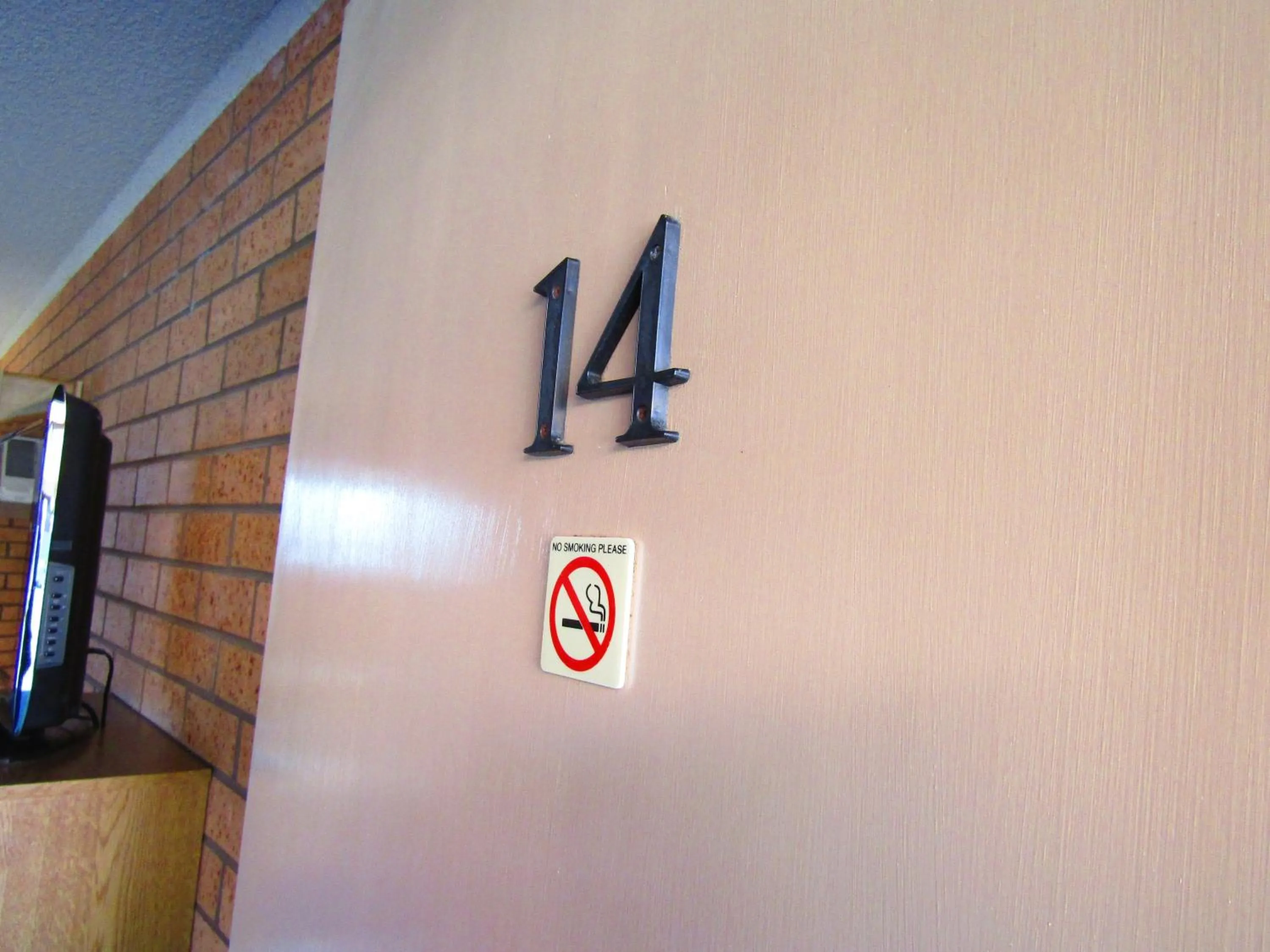 Logo/Certificate/Sign in Royal Palms Motor Inn