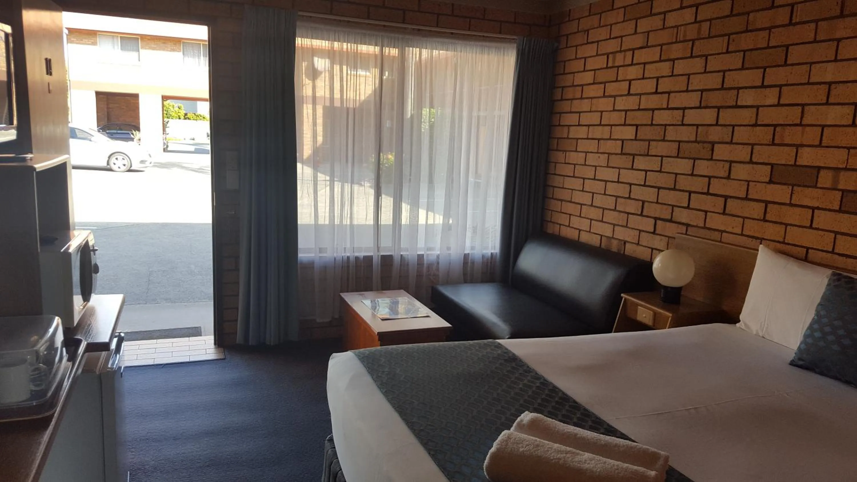 Bedroom, Bed in Royal Palms Motor Inn