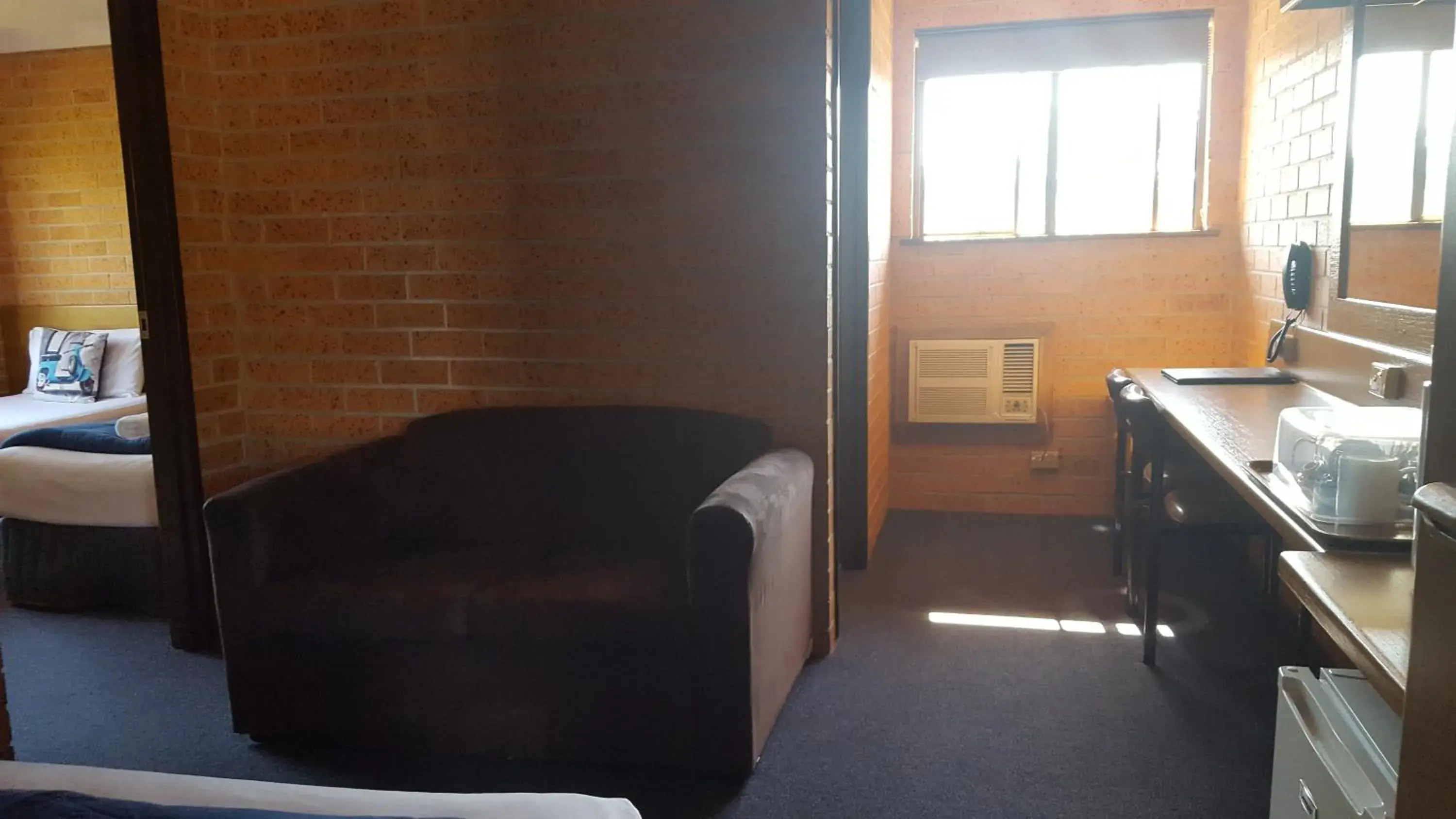 Two-Room Family Suite in Royal Palms Motor Inn Two-Room Family Suite in Royal Palms Motor Inn