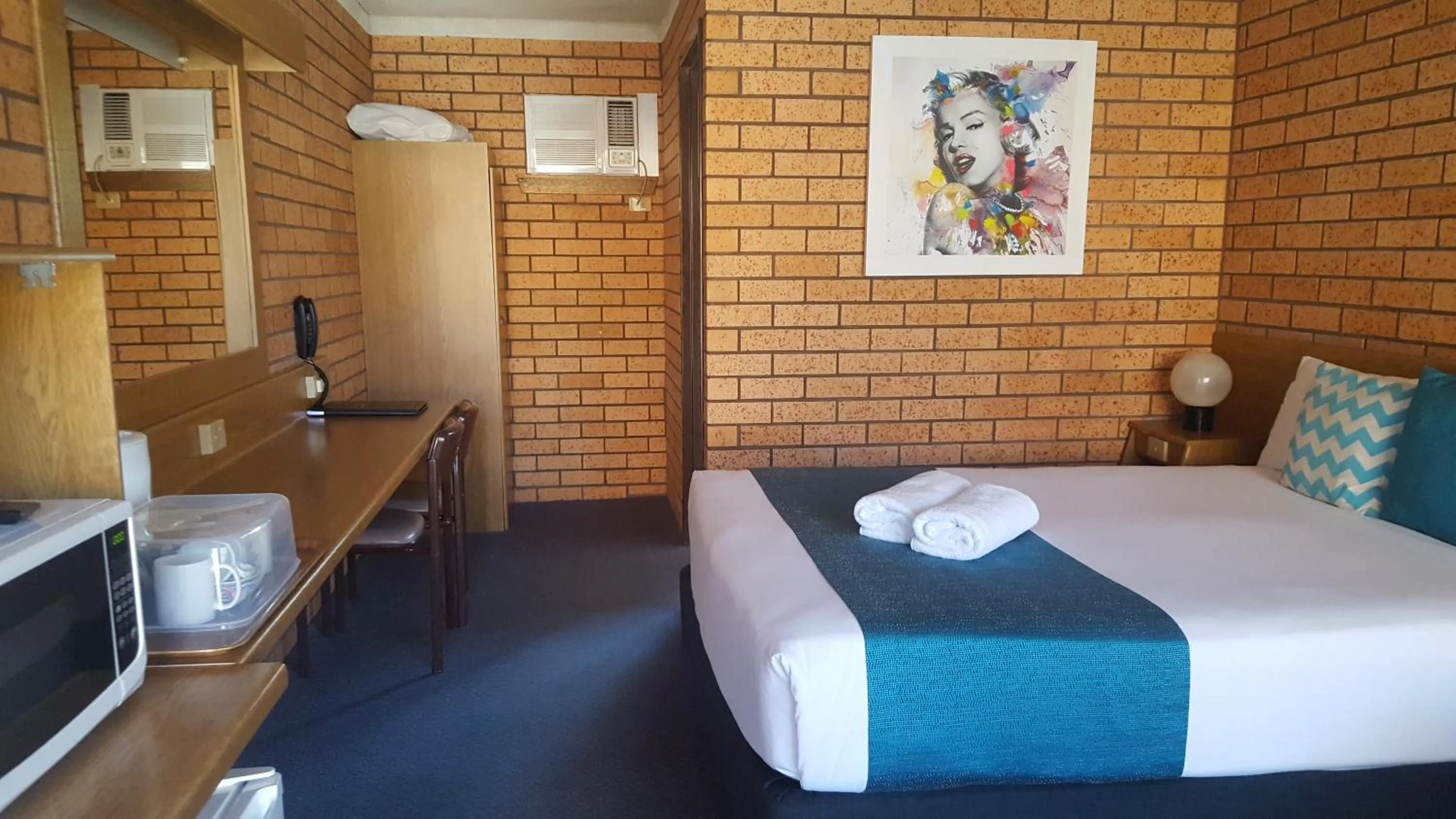 Bed in Royal Palms Motor Inn