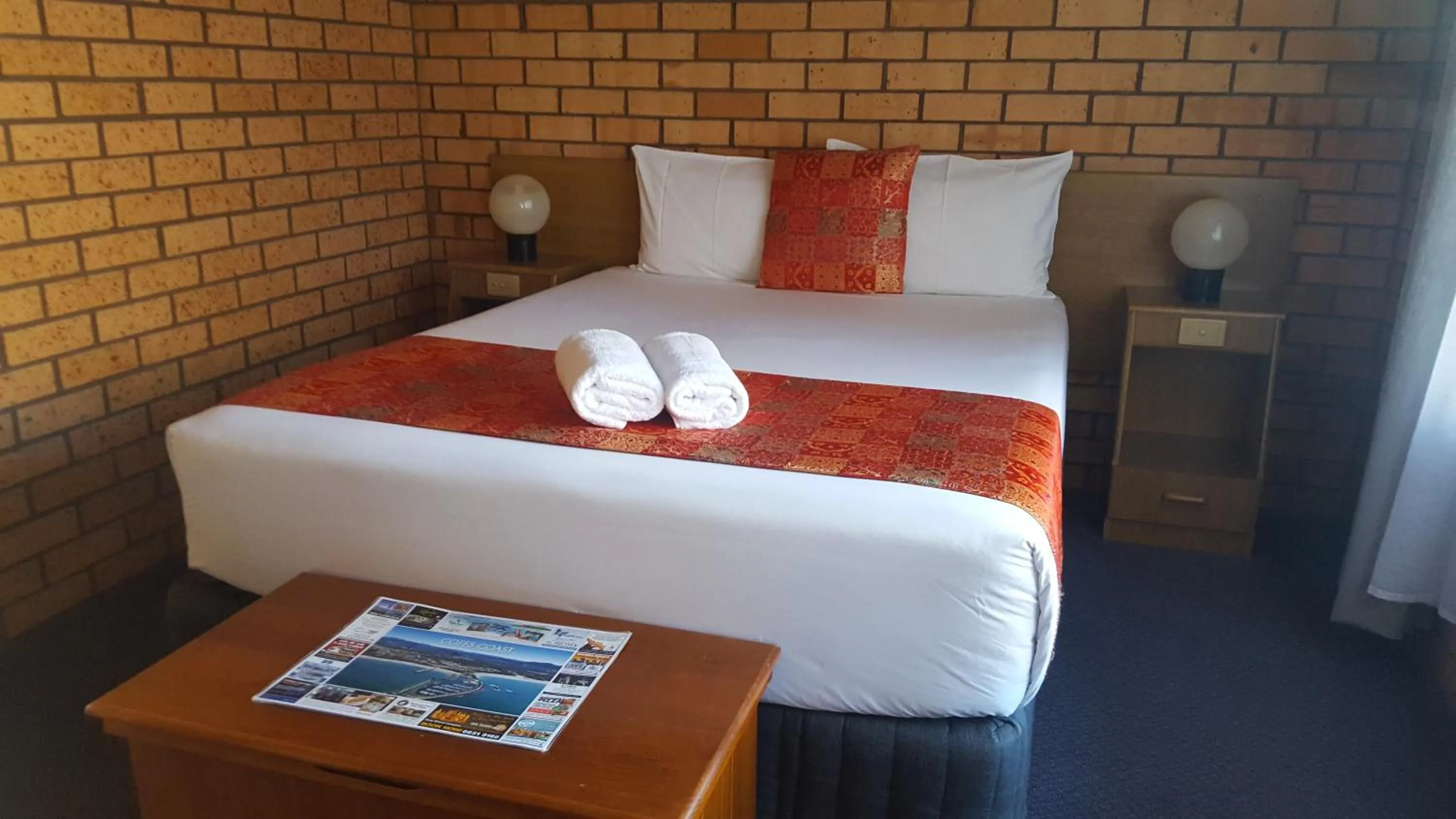 Bed in Royal Palms Motor Inn