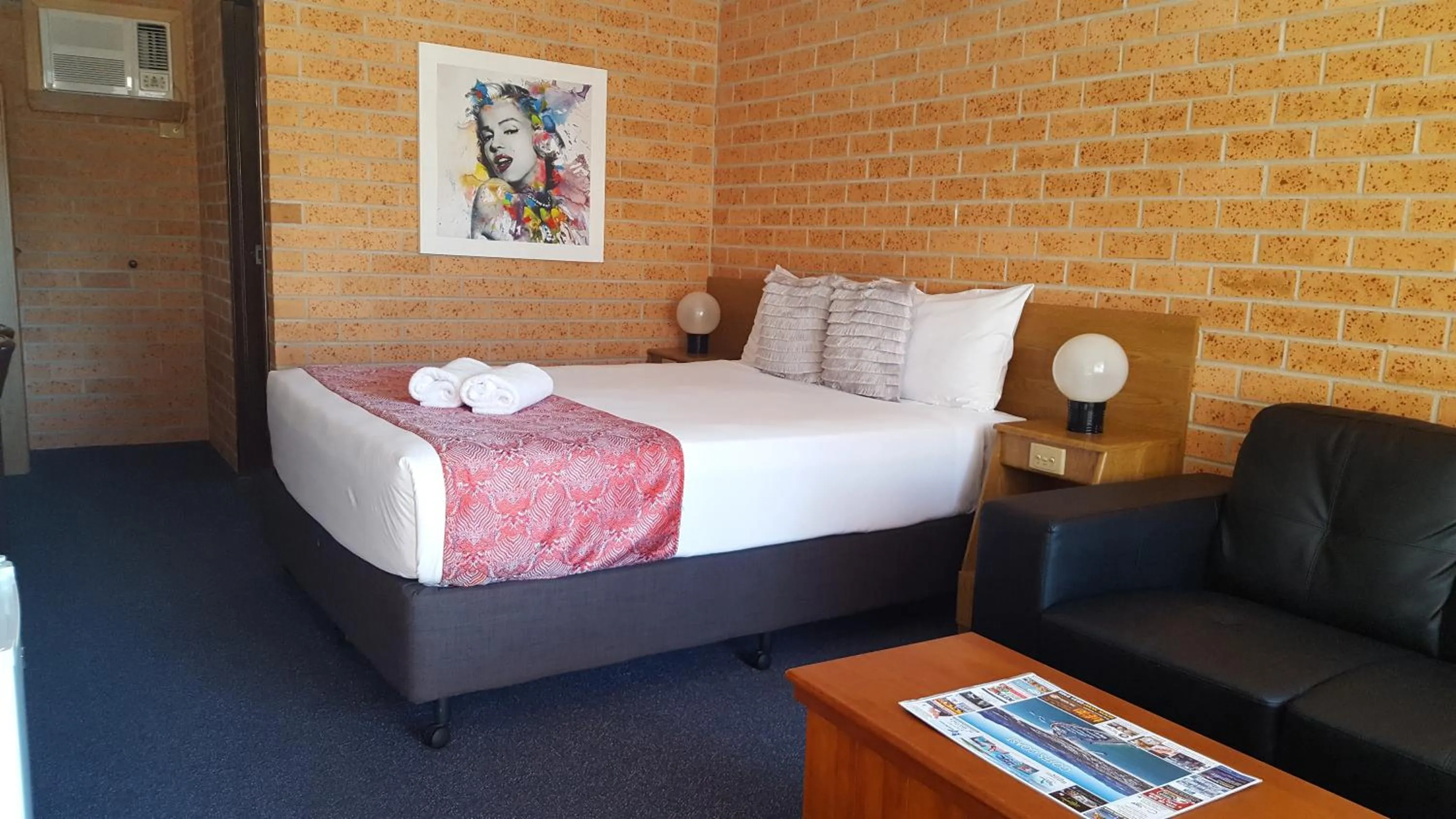 Photo of the whole room, Bed in Royal Palms Motor Inn