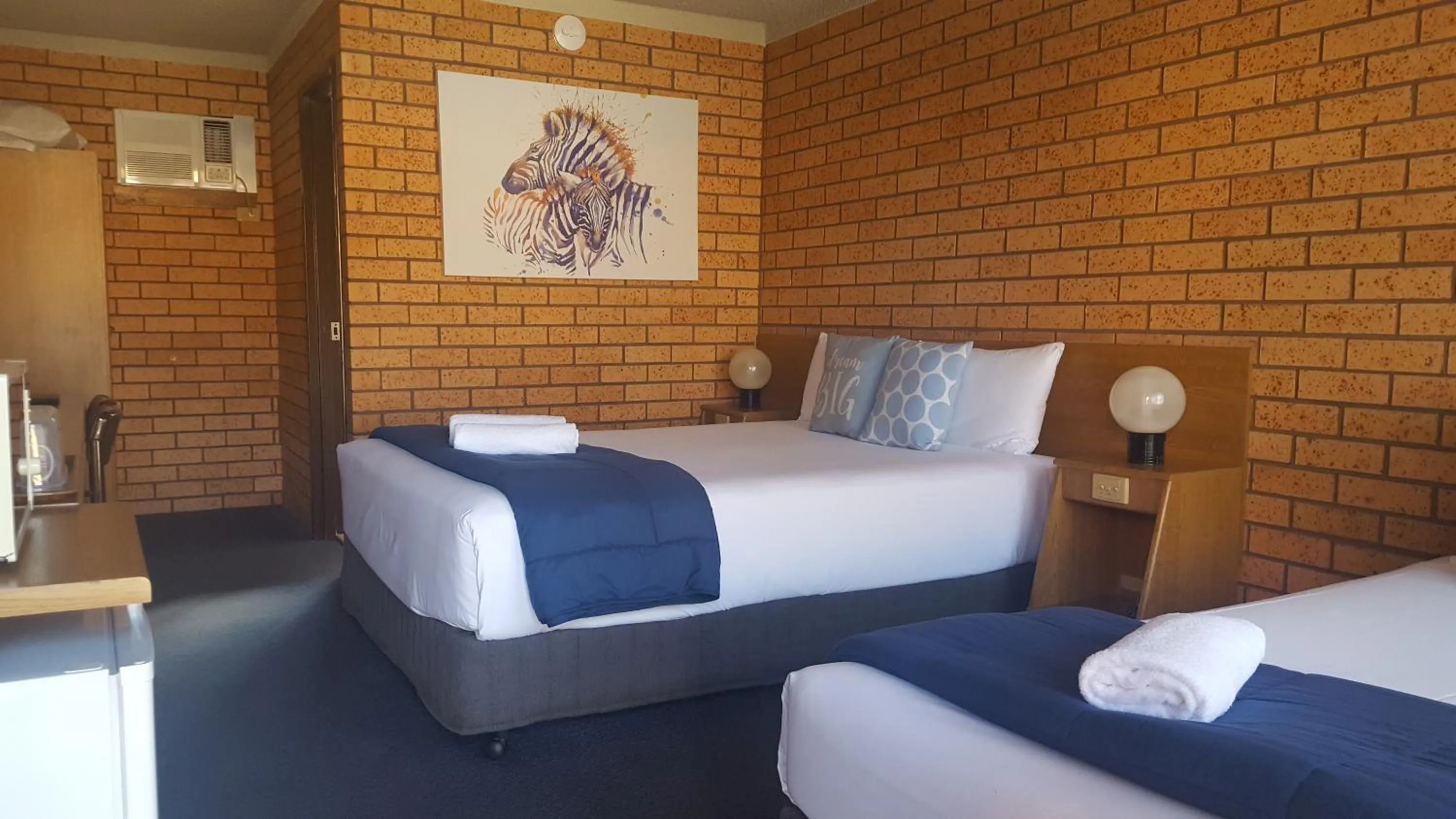 Bed in Royal Palms Motor Inn