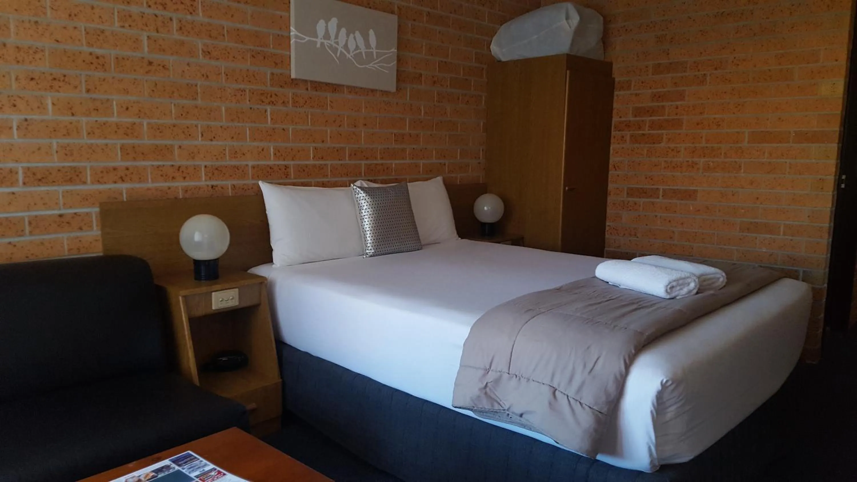 Bed in Royal Palms Motor Inn