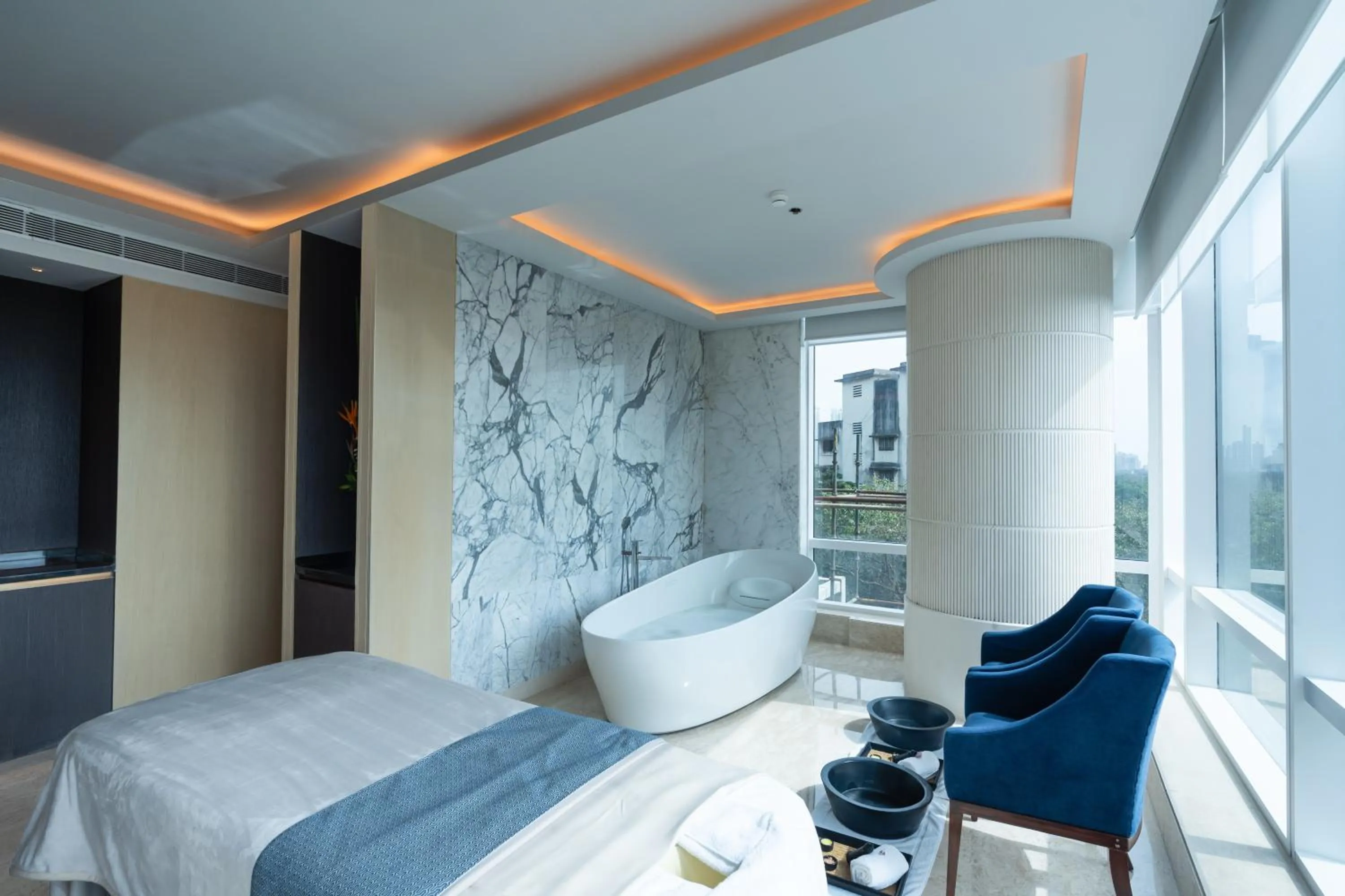 Spa and wellness centre/facilities, Bed in Four Seasons Hotel Mumbai