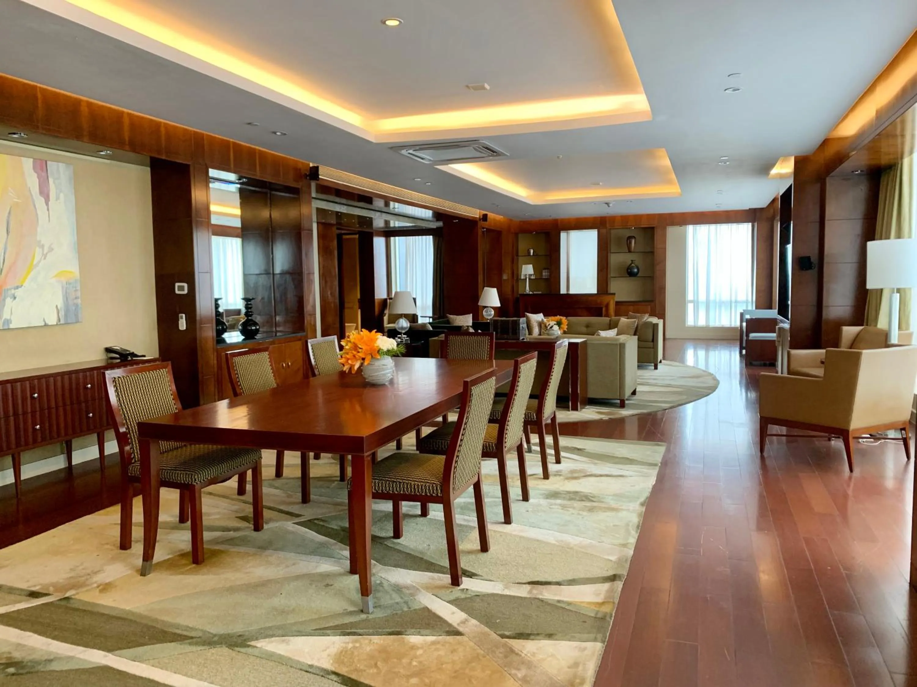 Dining area in Four Seasons Hotel Mumbai