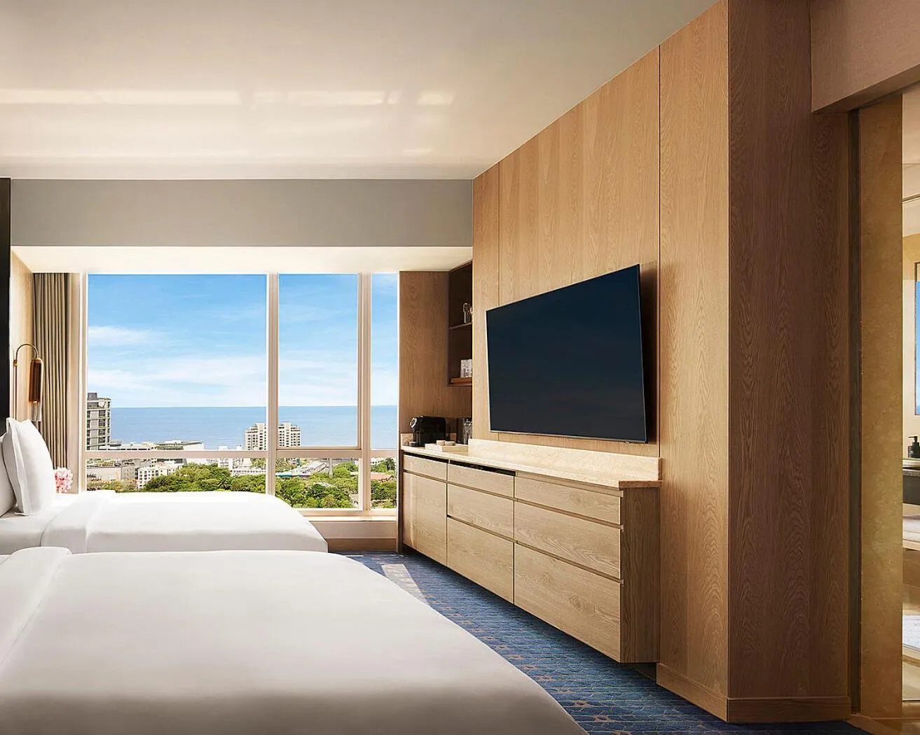 Bedroom, Bed in Four Seasons Hotel Mumbai