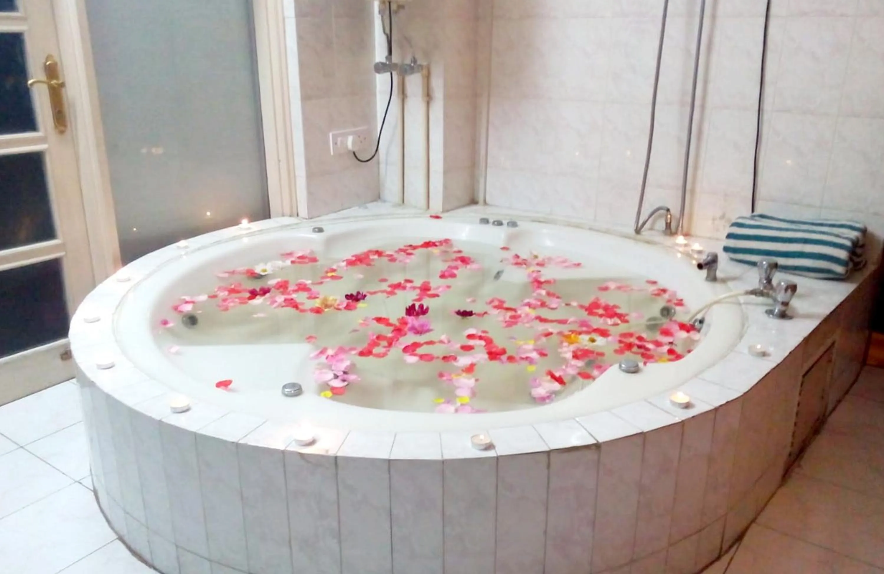 Hot Tub in Toshali Royal View ,S H I M L A