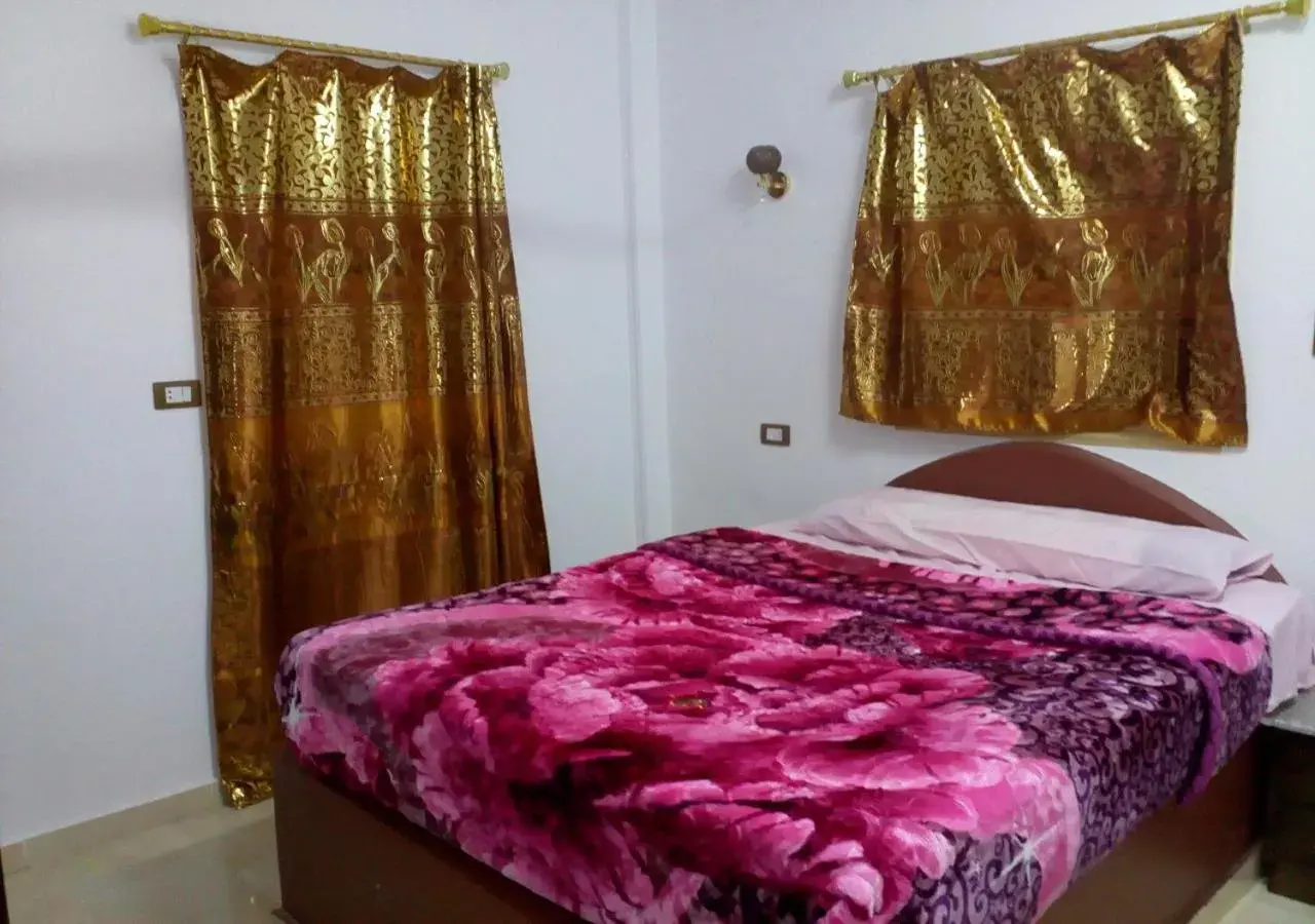 Deluxe Double Room with Bath - single occupancy in El Prince Guesthouse Deluxe Double Room with Bath - single occupancy in El Prince Guesthouse