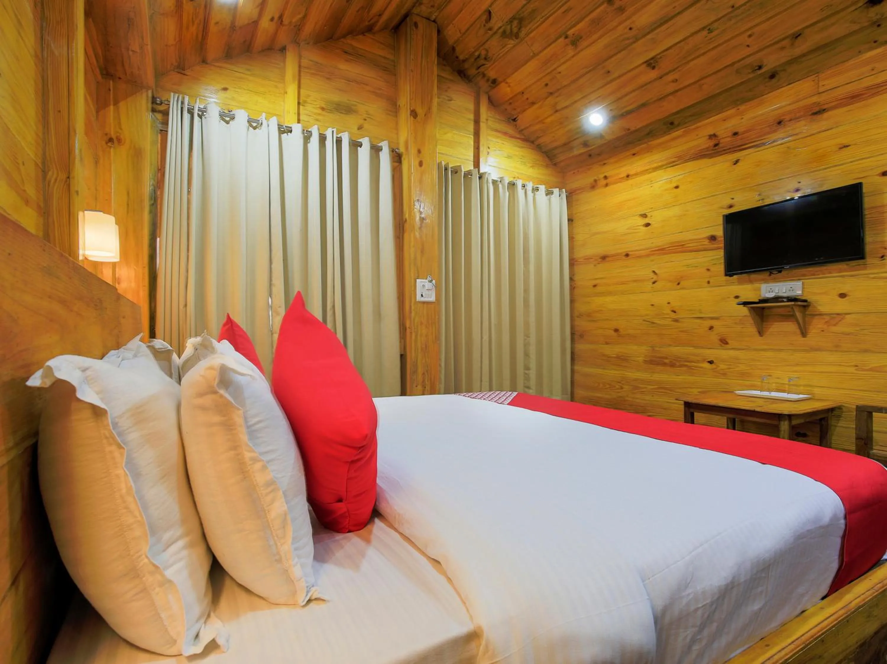 Bedroom, Bed in Brushwood Villa- Cottages and Bar