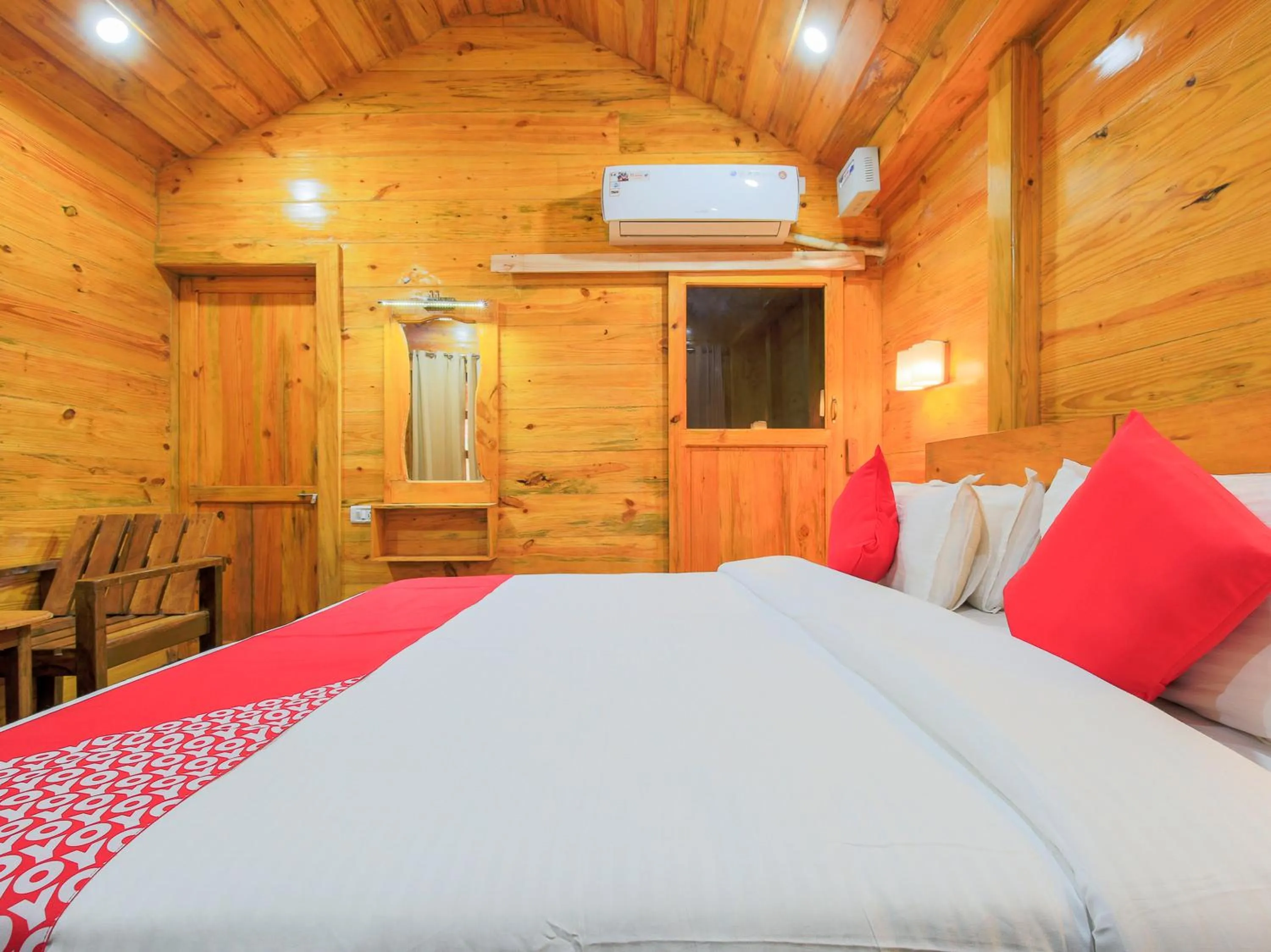 Bedroom, Bed in Brushwood Villa- Cottages and Bar