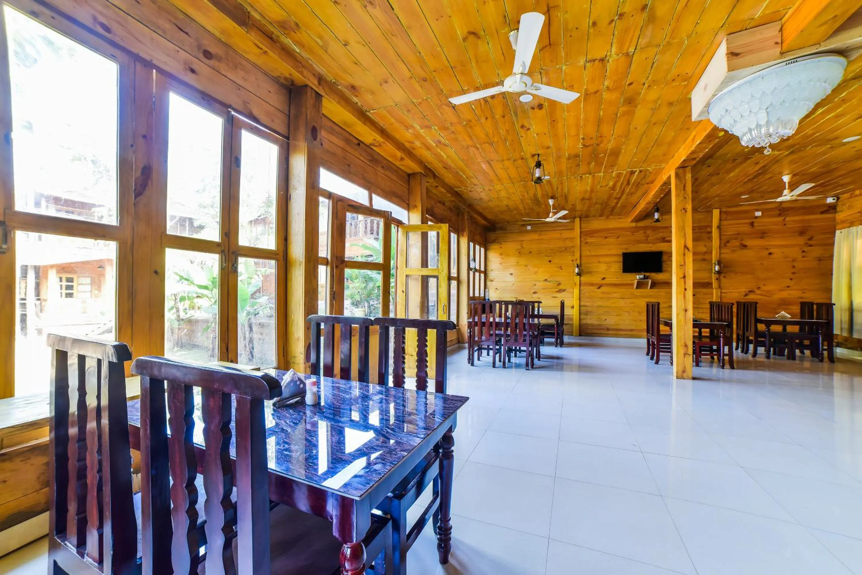 Restaurant/places to eat in Brushwood Villa- Cottages and Bar