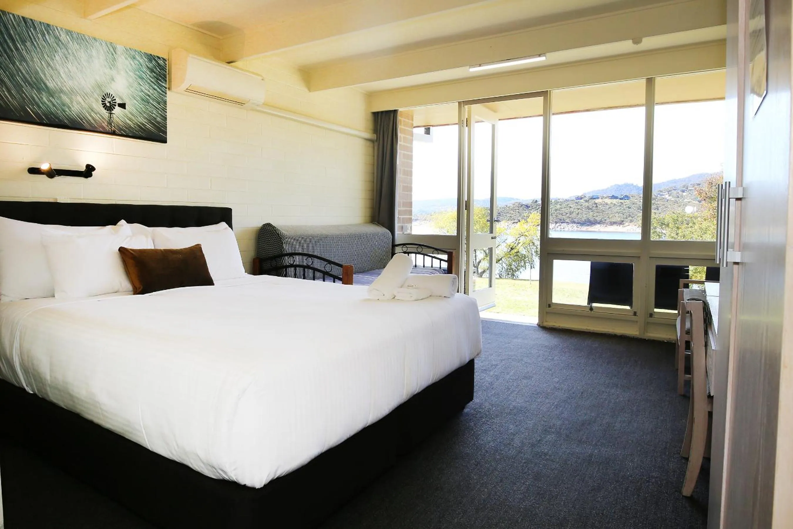Bed in Lake Jindabyne Hotel