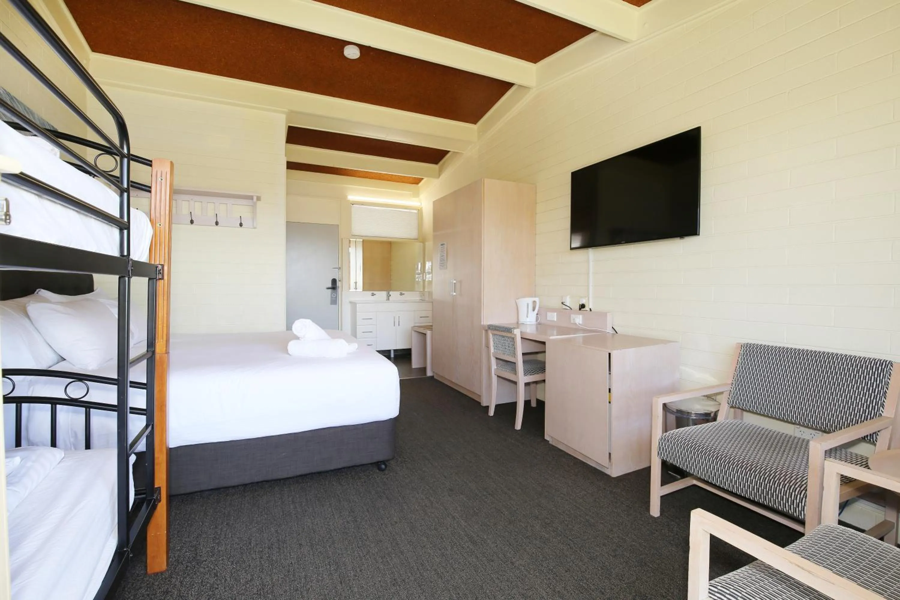 Bed in Lake Jindabyne Hotel