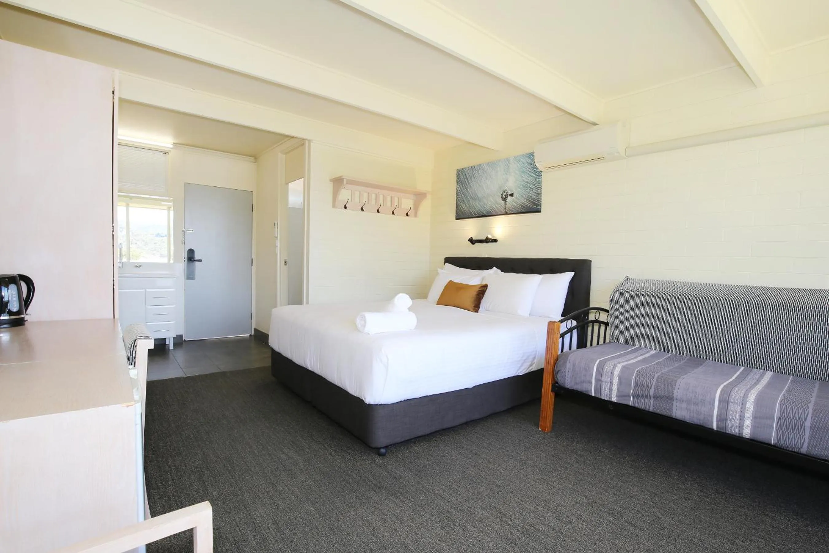 Bed in Lake Jindabyne Hotel