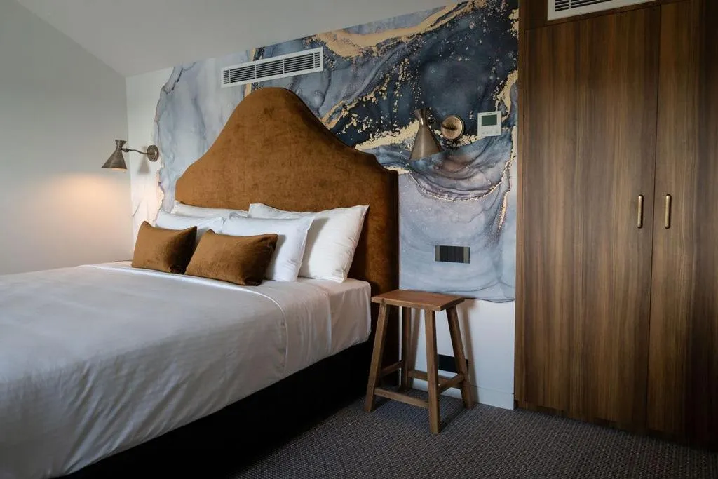 Bed in Lake Jindabyne Hotel