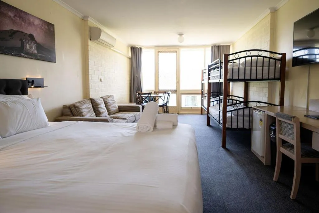 Bed in Lake Jindabyne Hotel