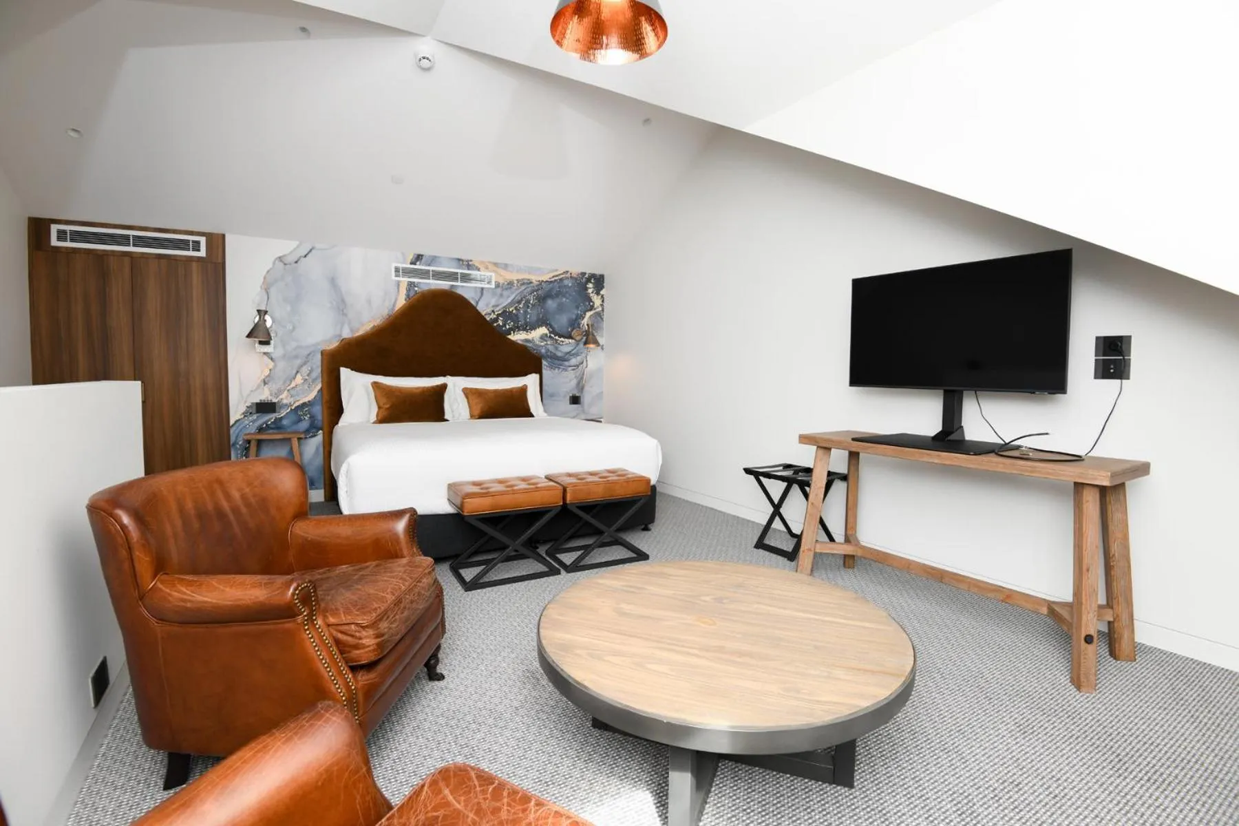 Bed in Lake Jindabyne Hotel