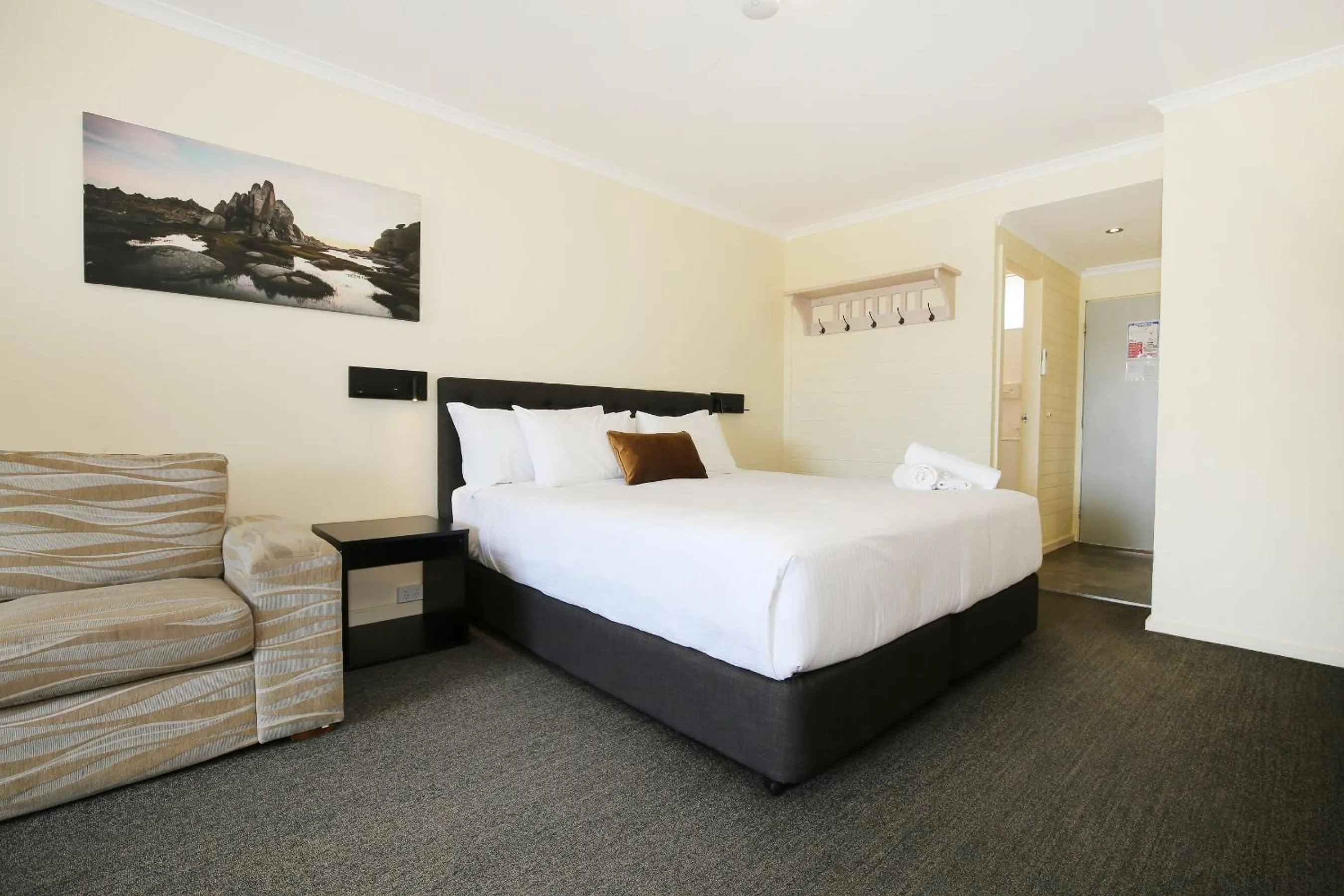 Bed in Lake Jindabyne Hotel