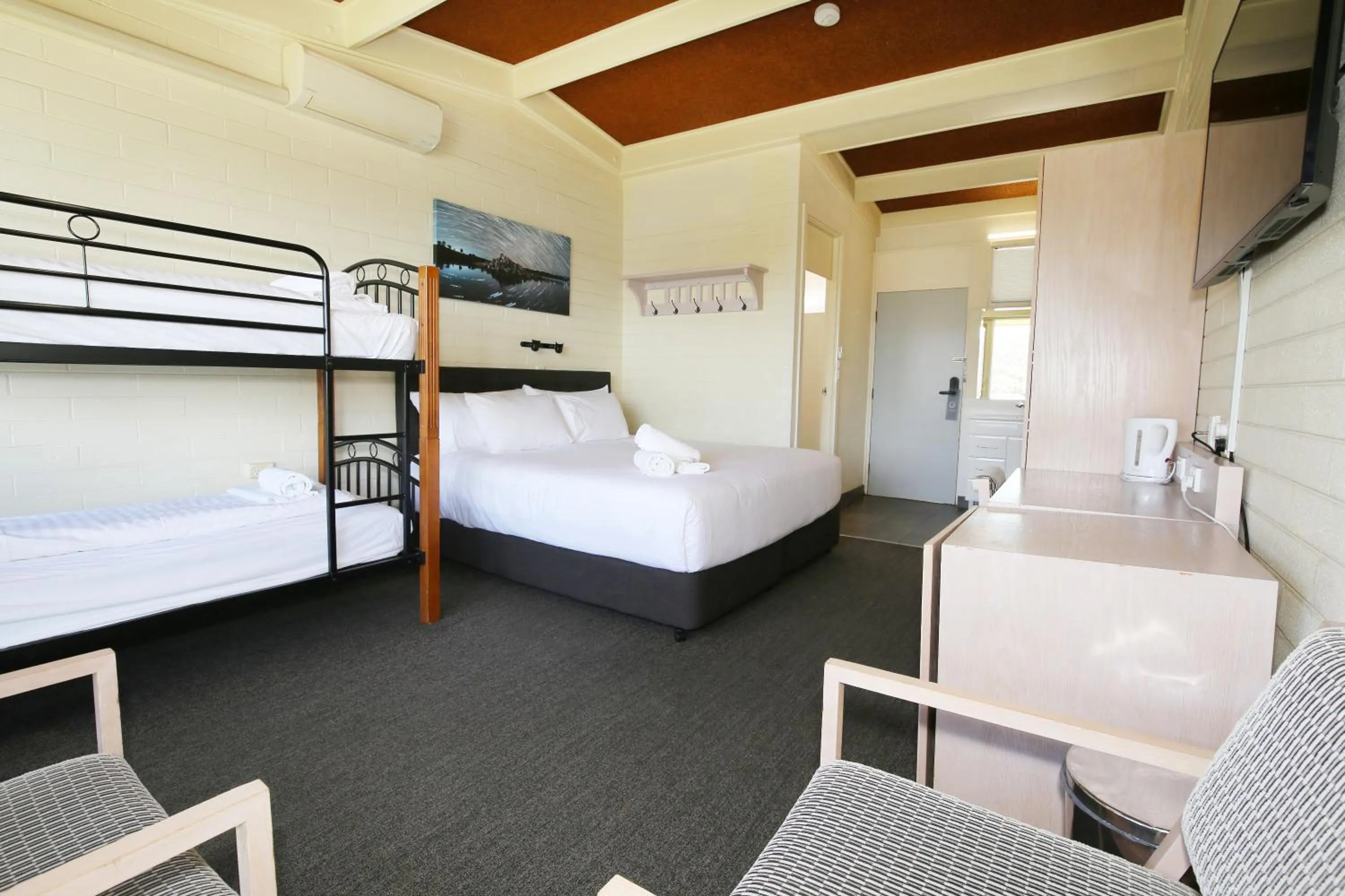 Bed in Lake Jindabyne Hotel