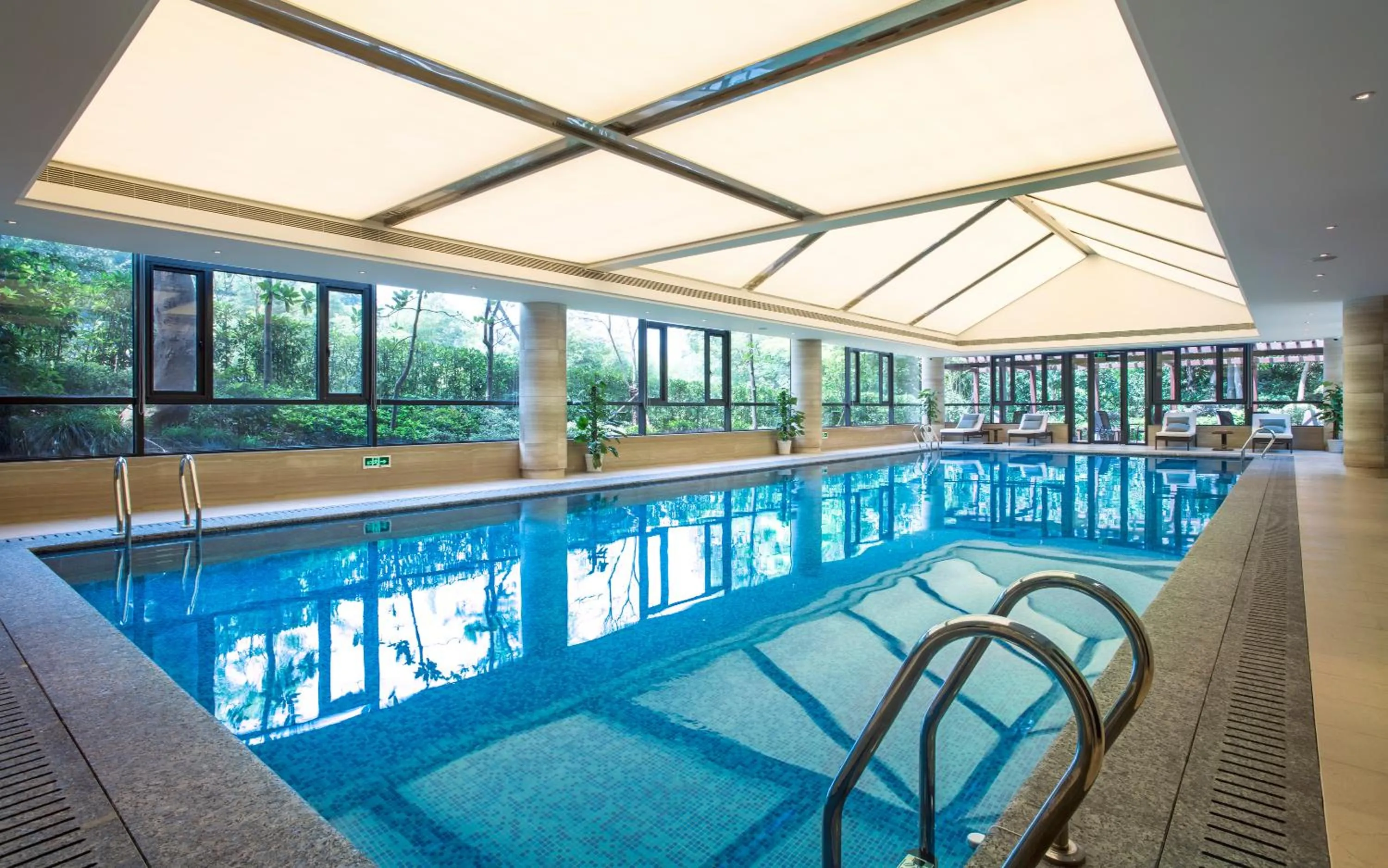 Swimming pool in Zhejiang Xizi Hotel