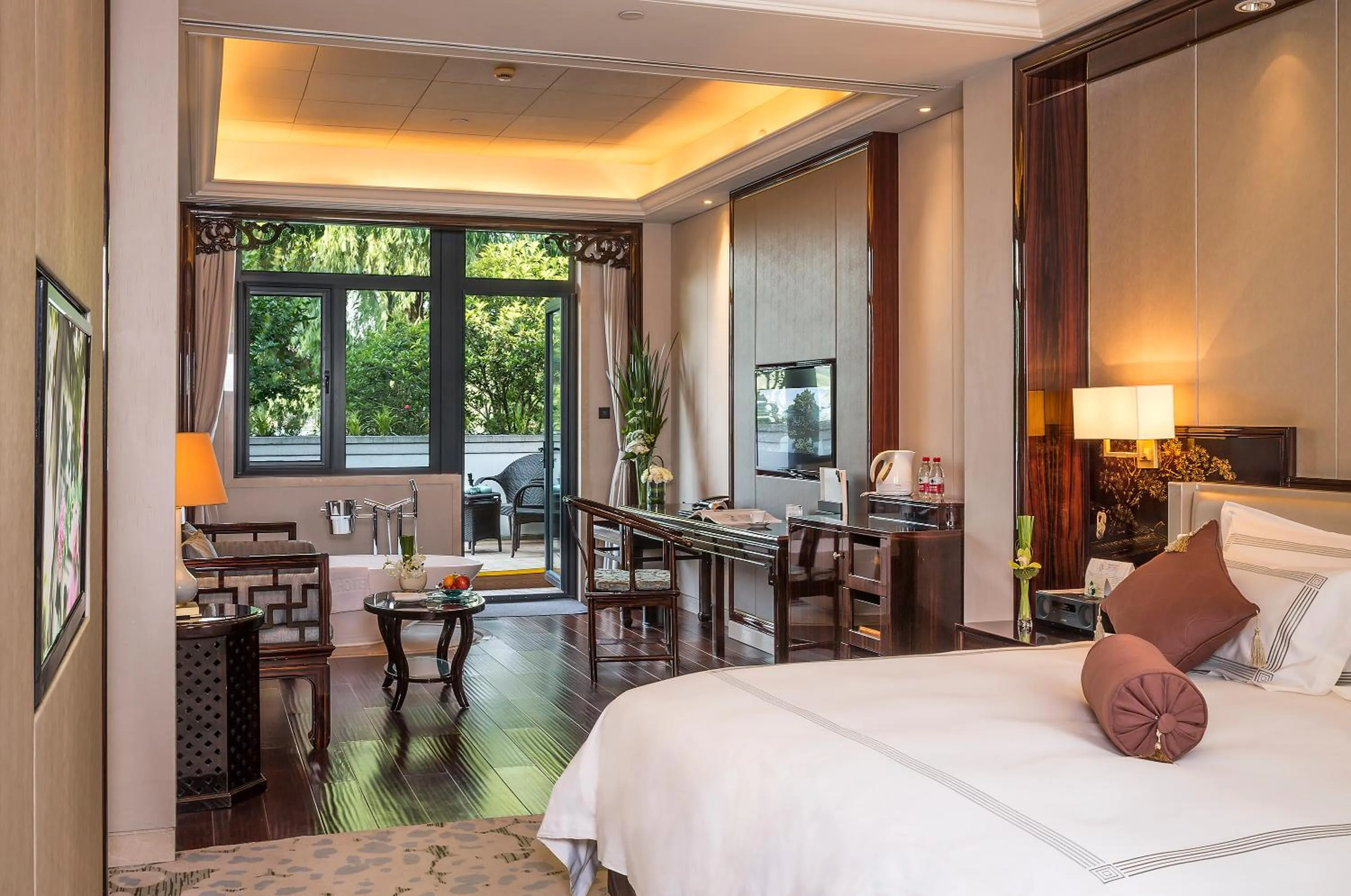 Bedroom, Bed in Zhejiang Xizi Hotel