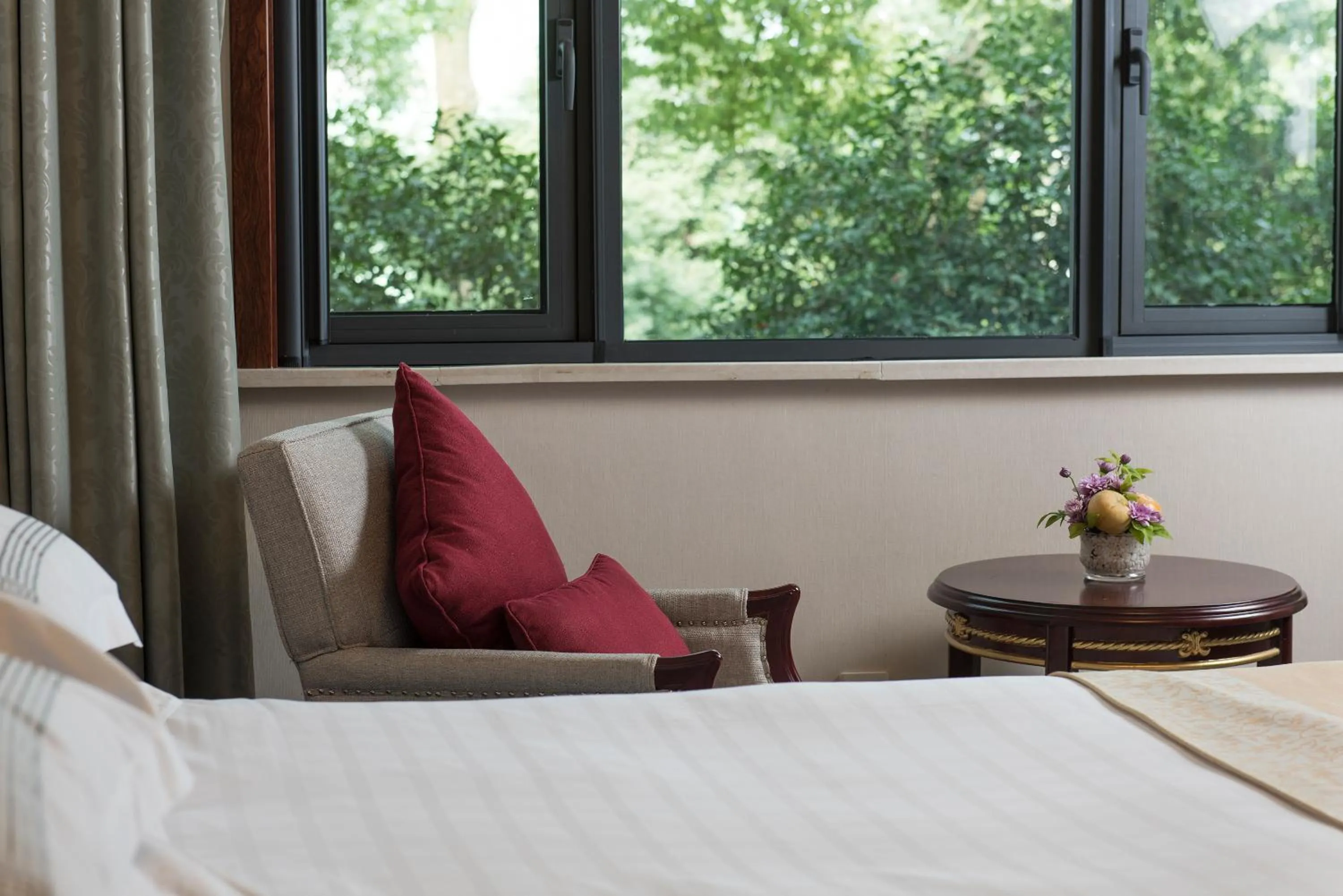 Seating area, Bed in Zhejiang Xizi Hotel