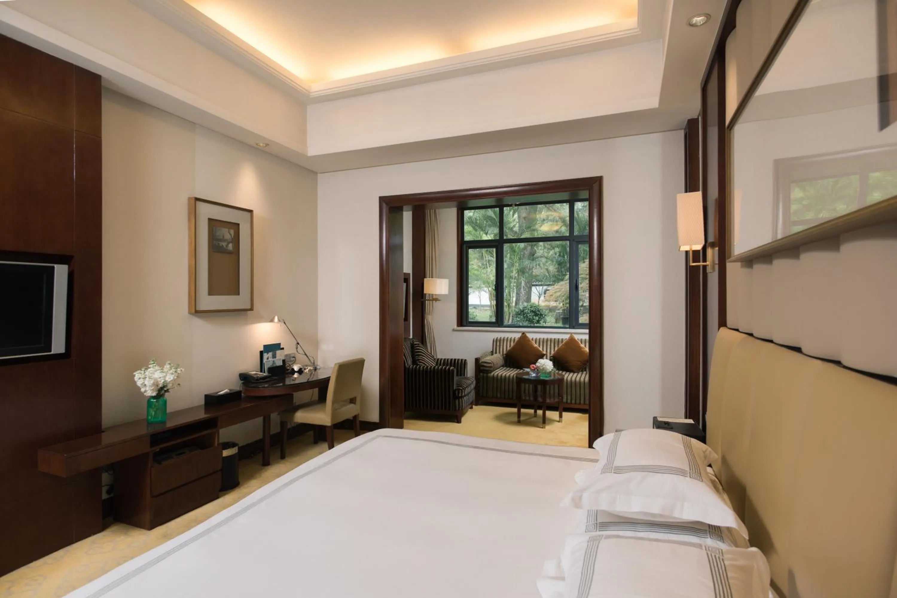 Bed in Zhejiang Xizi Hotel