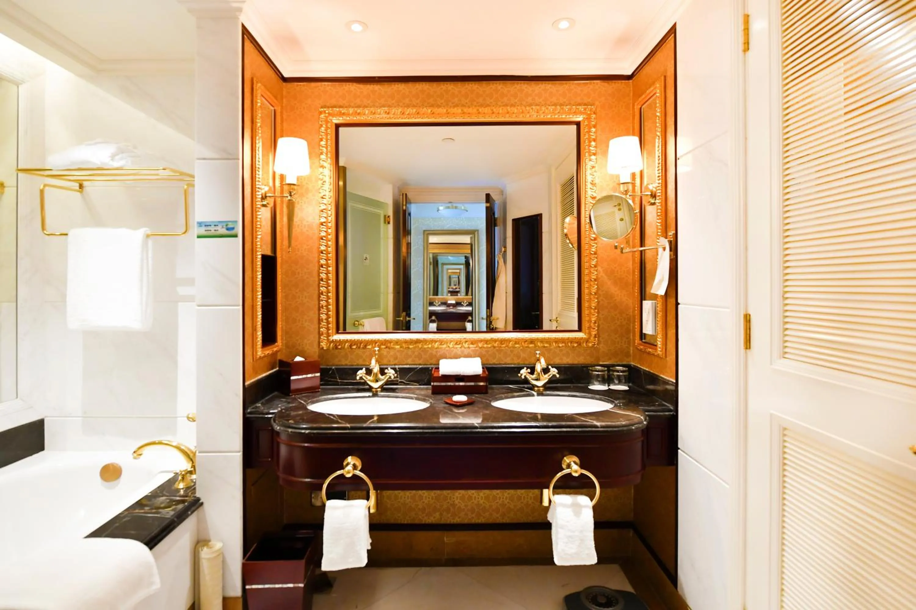 Bathroom in Grand Central Hotel Shanghai - Nanjing Road