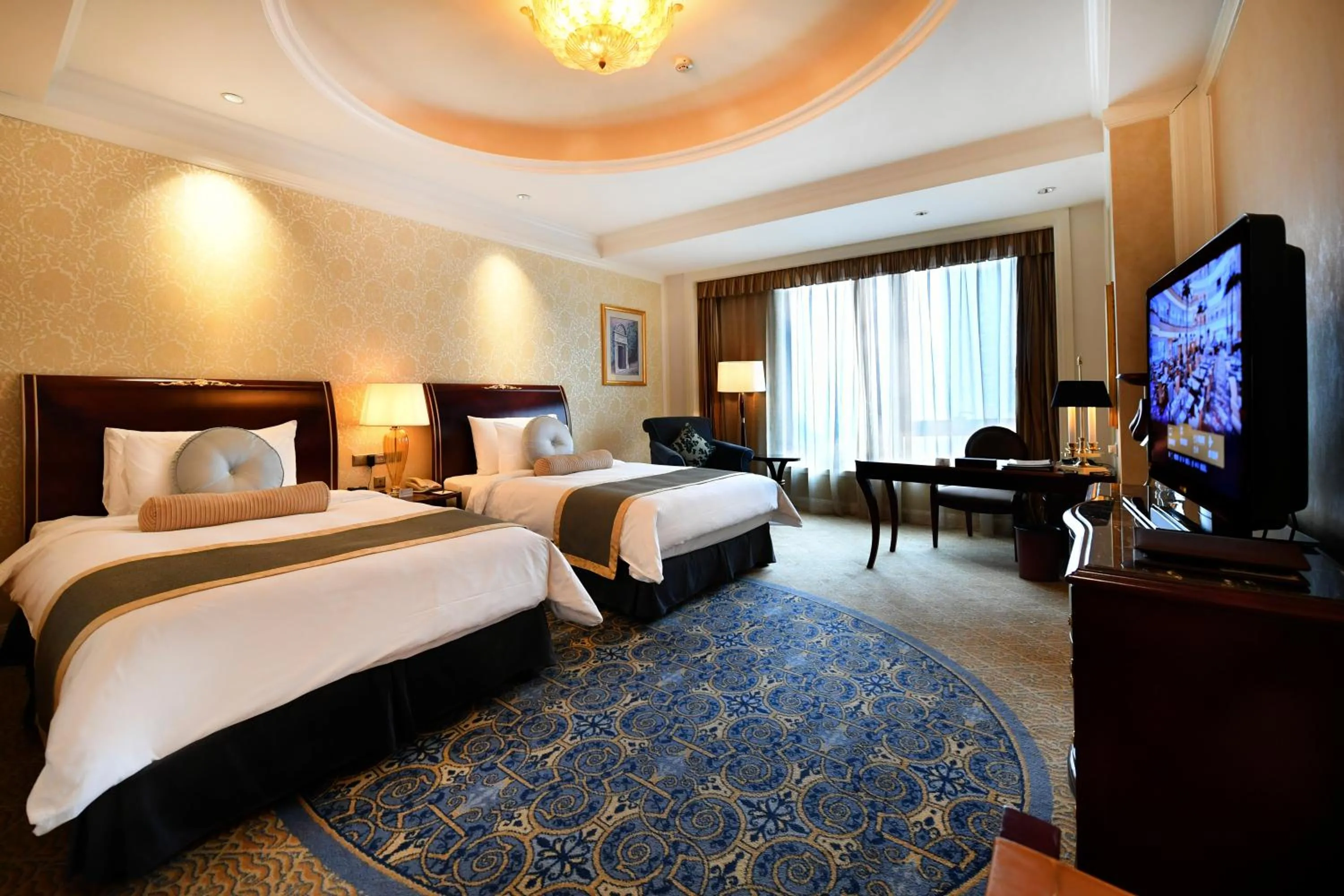Photo of the whole room, Bed in Grand Central Hotel Shanghai - Nanjing Road