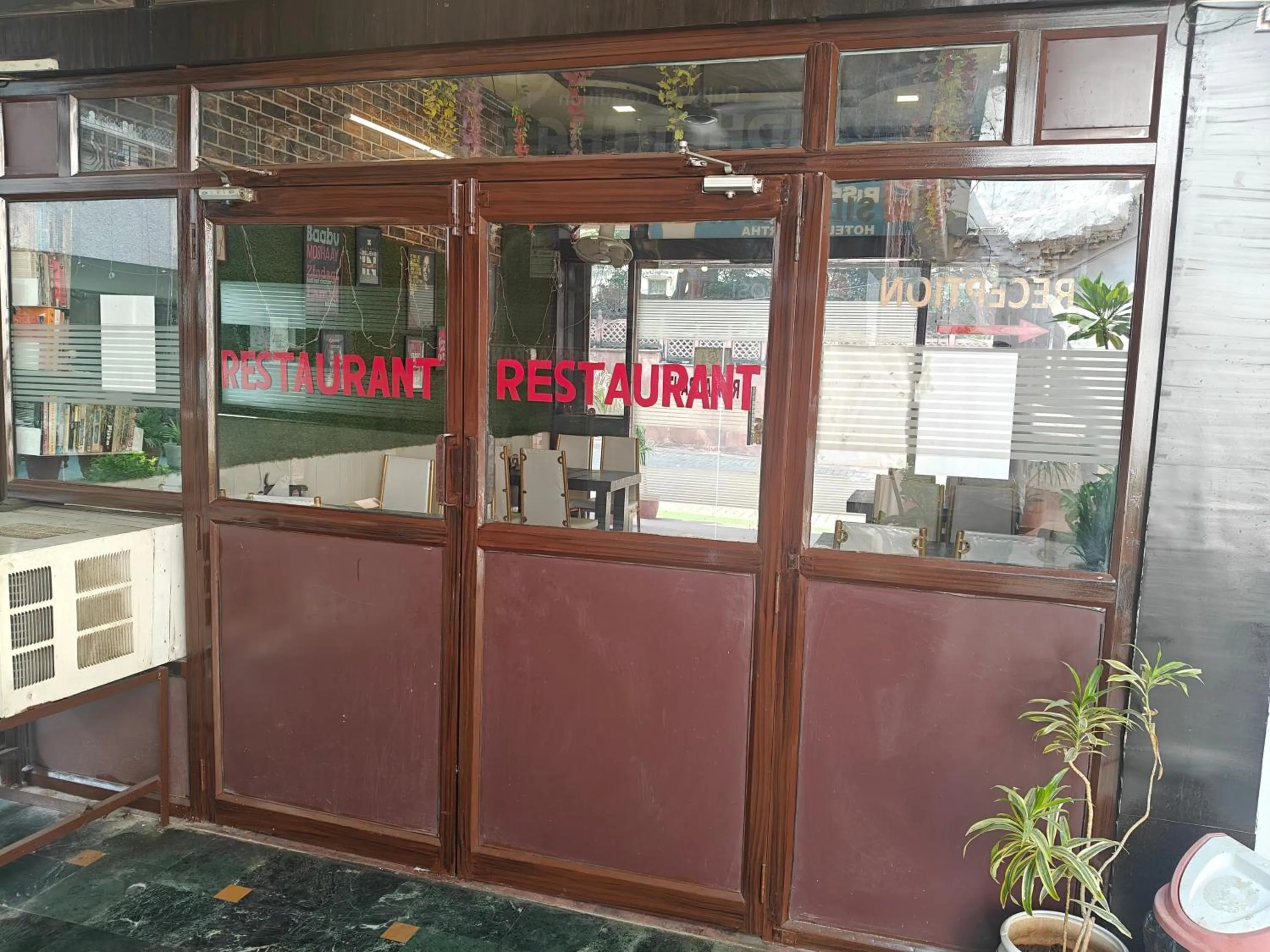 Lounge or bar in Hotel Sidhartha Walking Distance From TajMahal